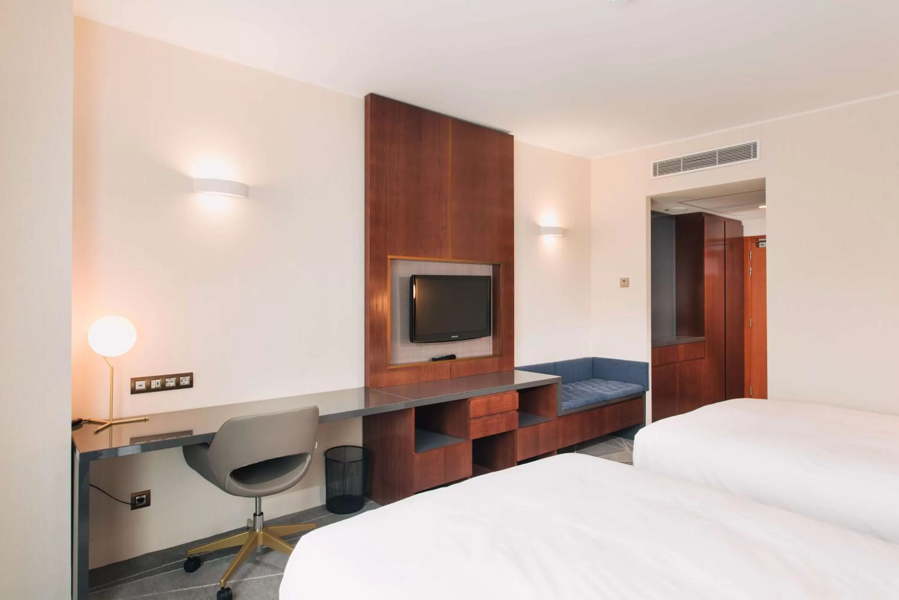 TV and multimedia, Bed in DoubleTree by Hilton Hotel Cluj - City Plaza