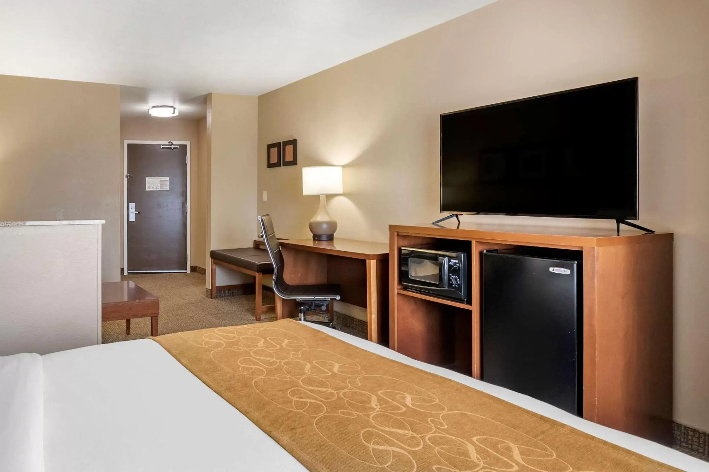 Photo of the whole room, TV/Entertainment Center in Comfort Suites Coralville I-80