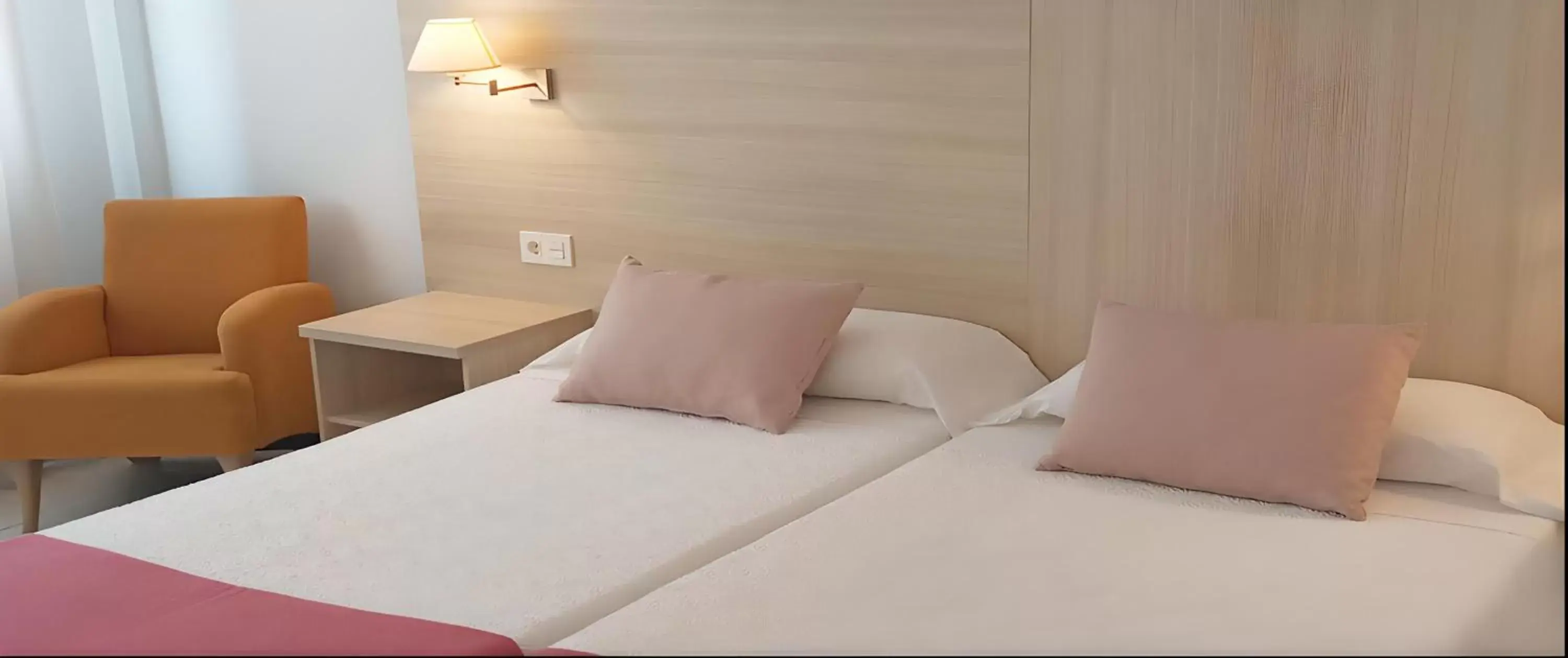 Bedroom, Bed in Hotel San Millán