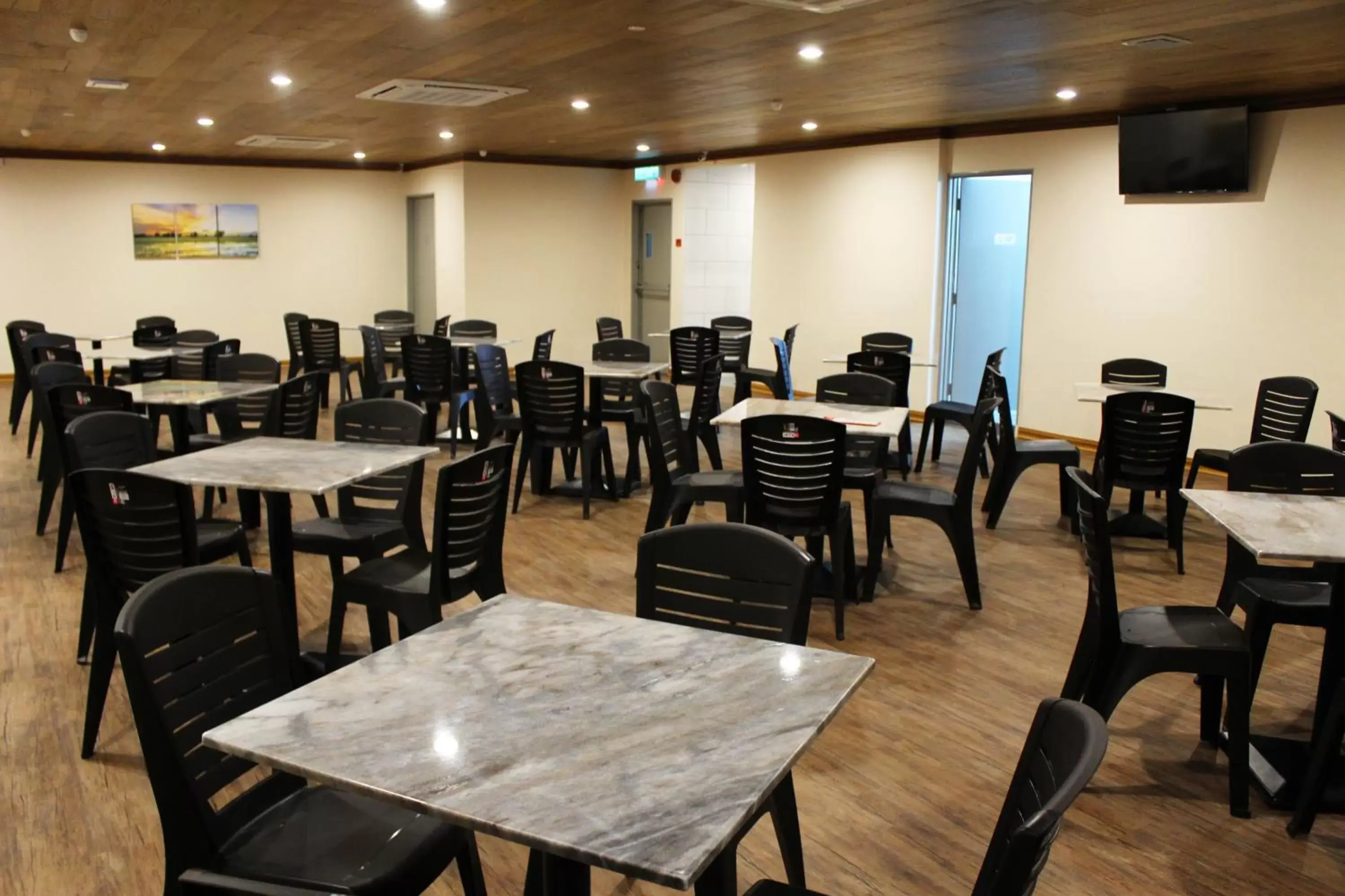 Restaurant/Places to Eat in Greencity Hotel