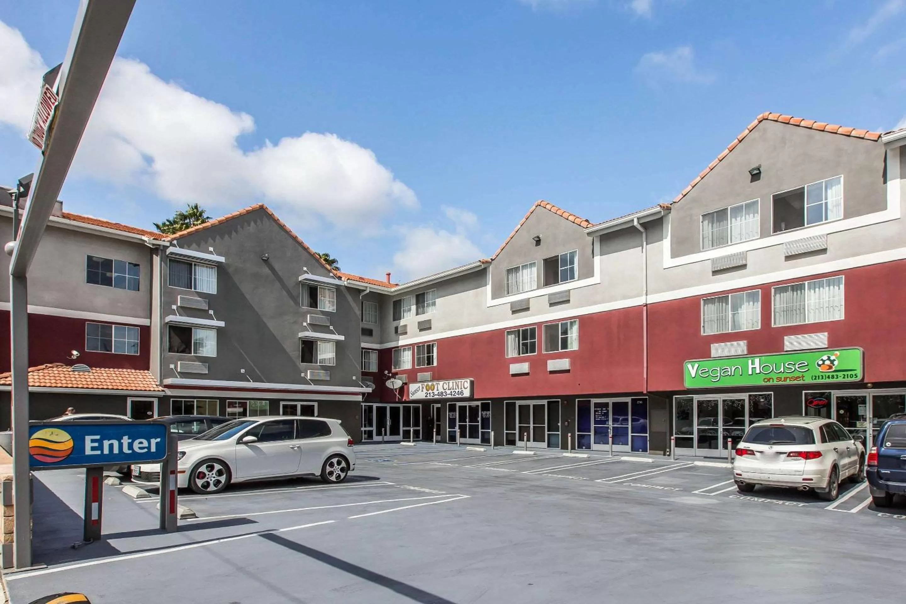 Property building in Comfort Inn Los Angeles near Hollywood