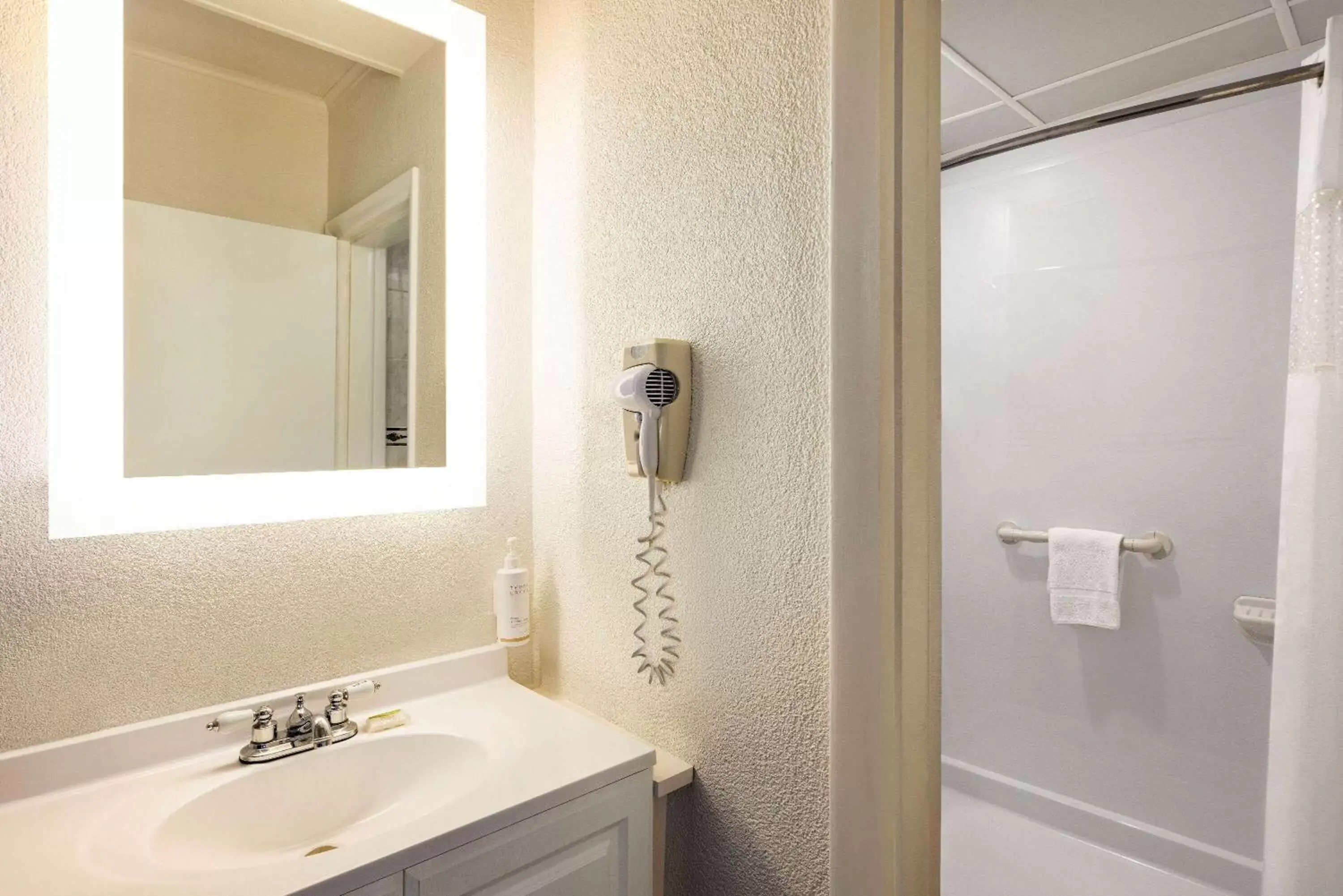 TV and multimedia, Bathroom in Howard Johnson by Wyndham Ocean City Oceanfront
