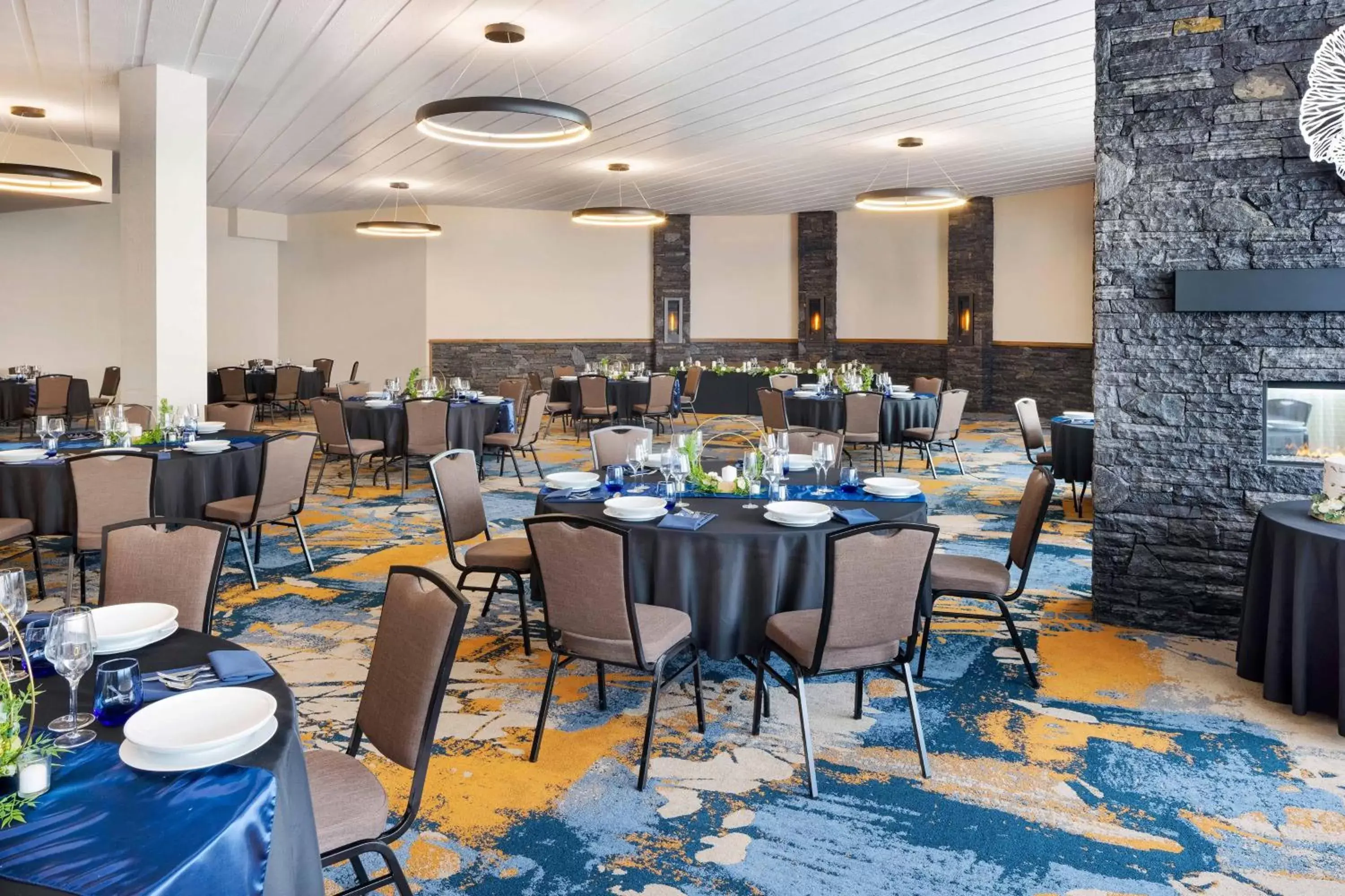 Meeting/conference room, Restaurant/Places to Eat in Delta Hotels by Marriott Grande Prairie Airport