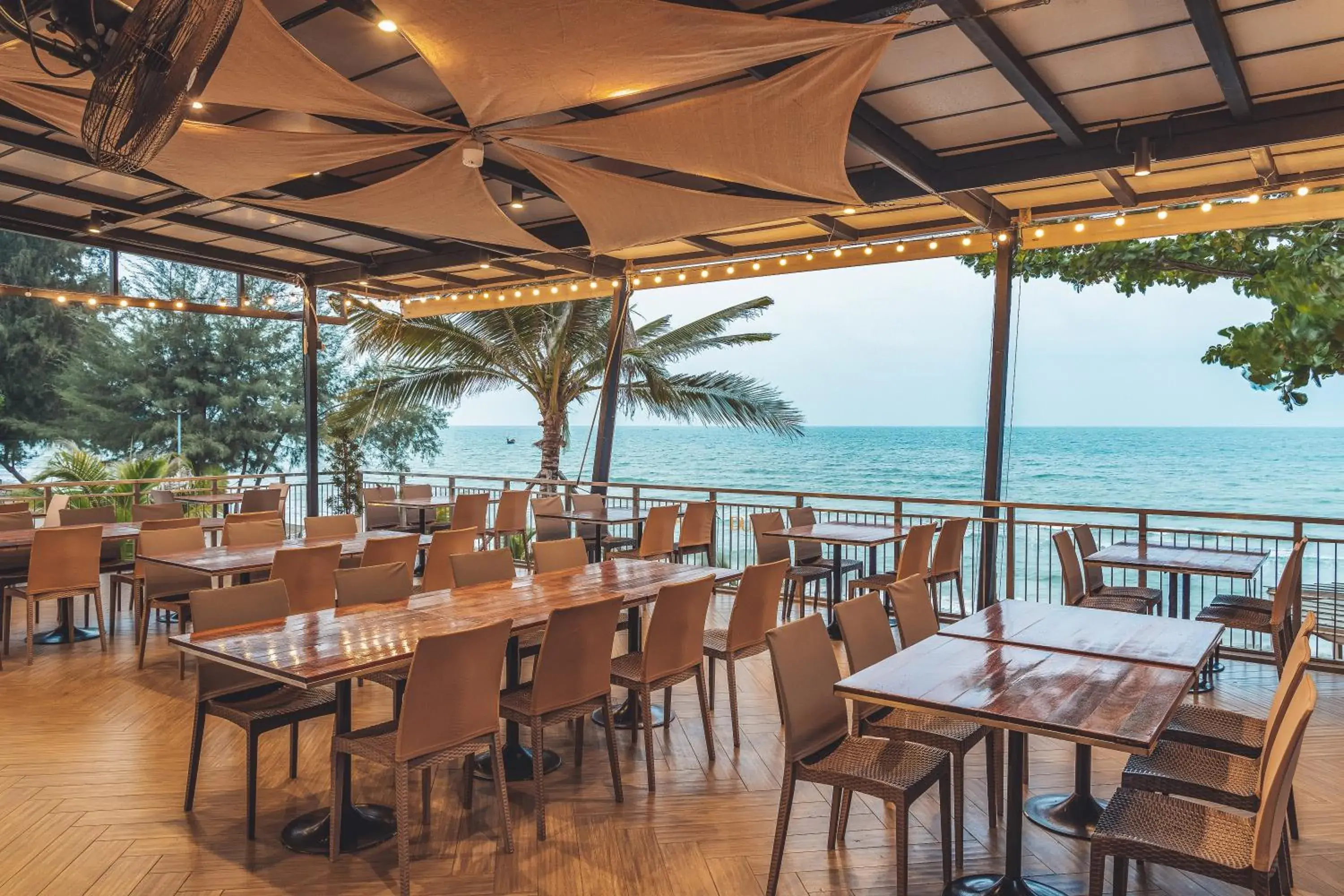 Restaurant/Places to Eat in Sand Dunes Chaolao Beach Resort