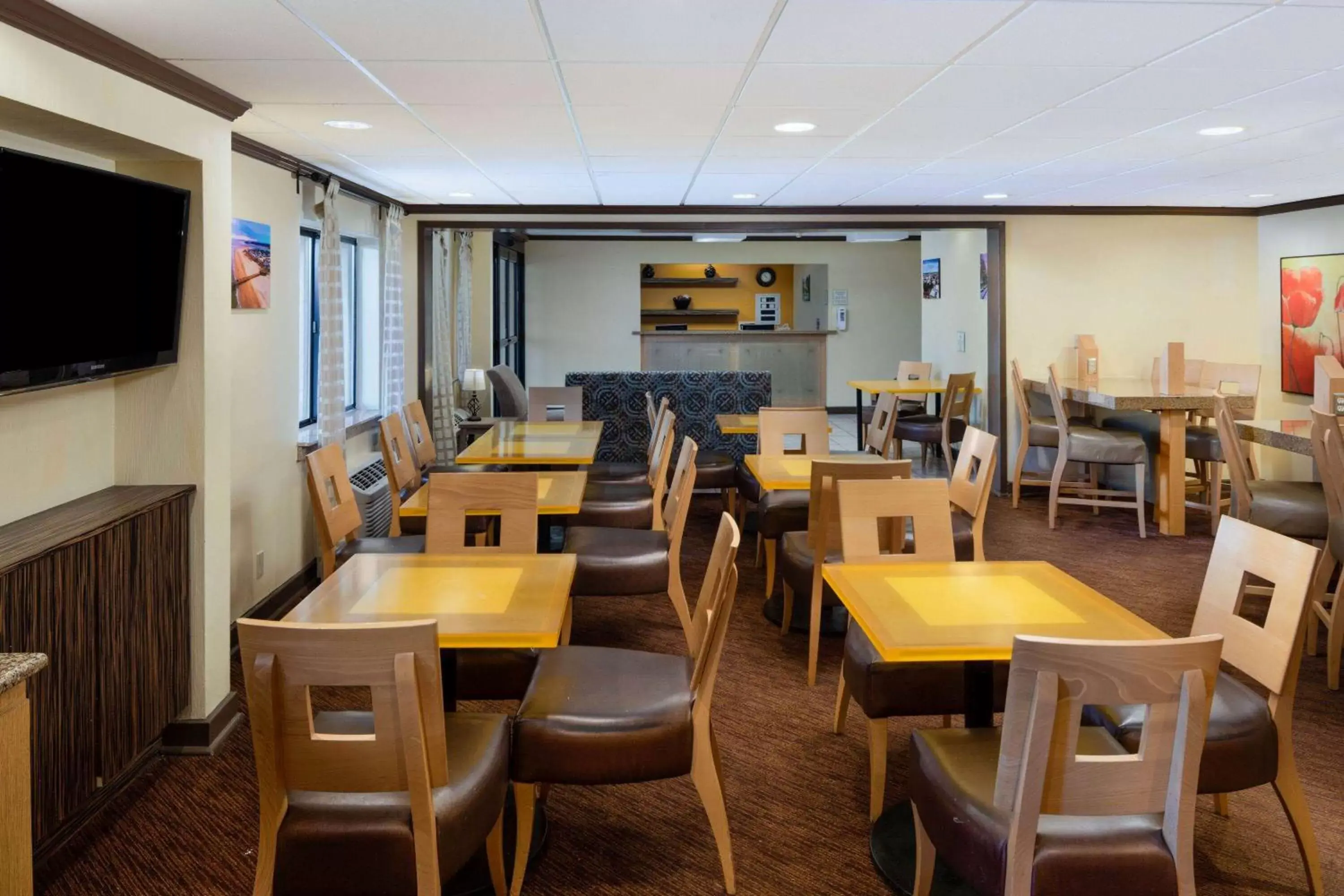 Lobby or reception, Restaurant/Places to Eat in La Quinta by Wyndham Savannah Southside