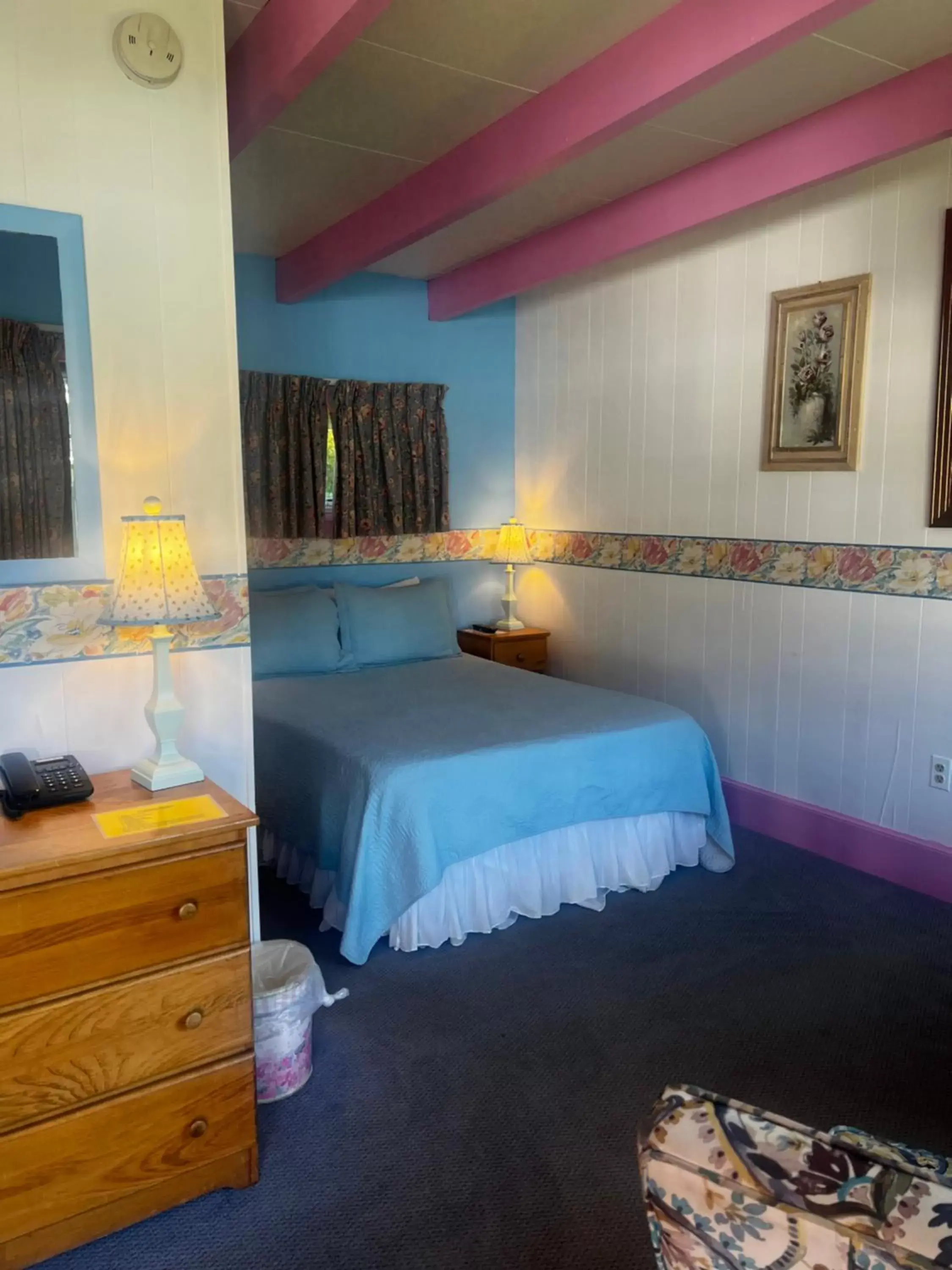Economy Double or Twin Room in Claddagh Motel & Suites Economy Double or Twin Room in Claddagh Motel & Suites