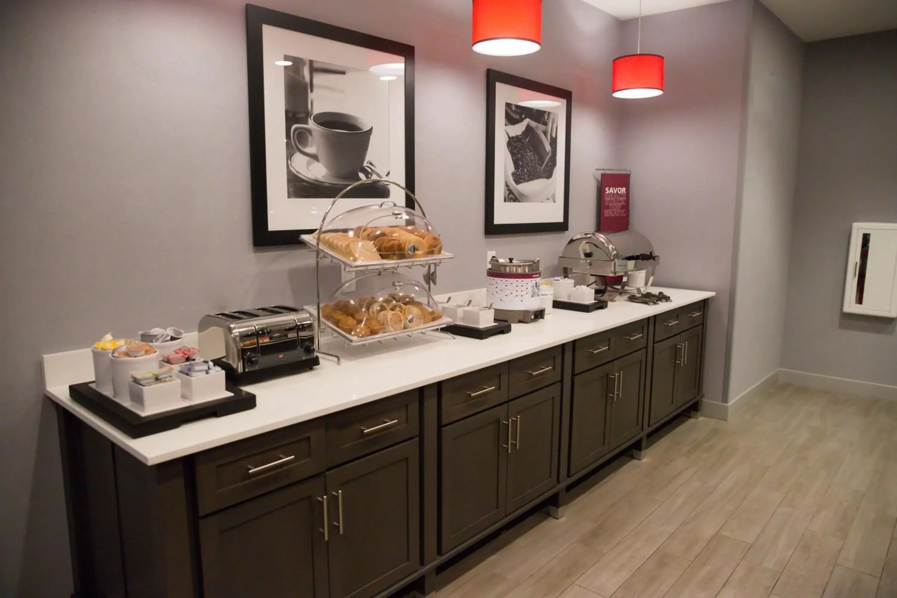 Dining area in Hampton Inn-Pontiac