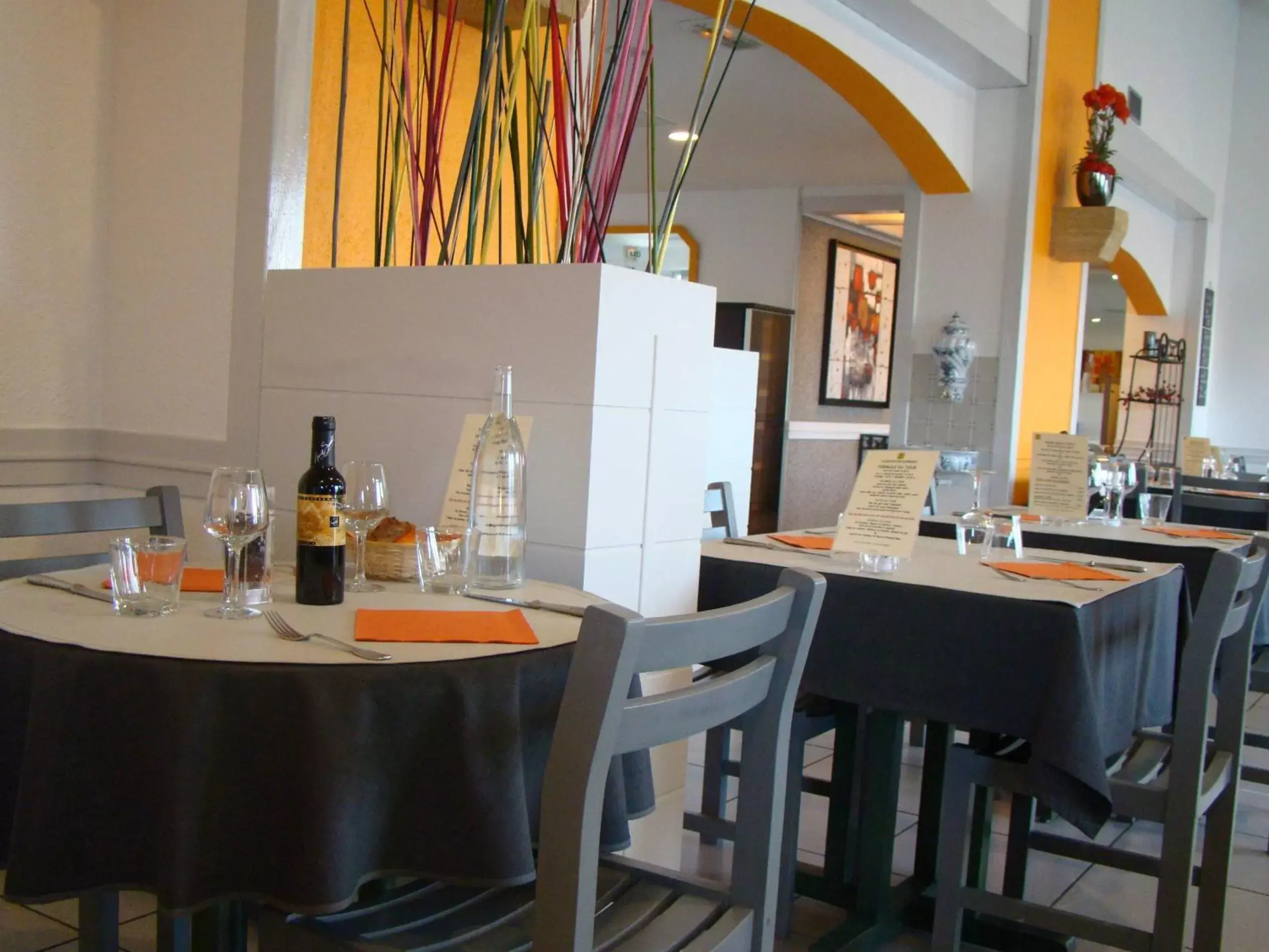 Restaurant/places to eat in LOGIS Hôtel Le Moulin Des Gardelles