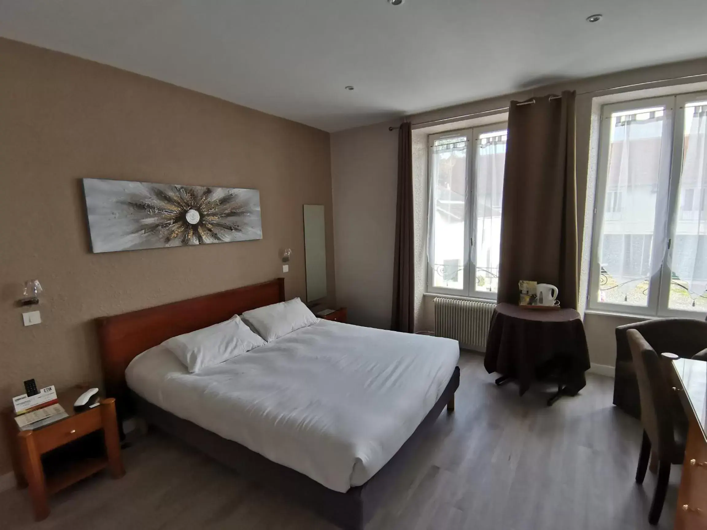 Property building, Bed in Logis Hotel Le Cerf