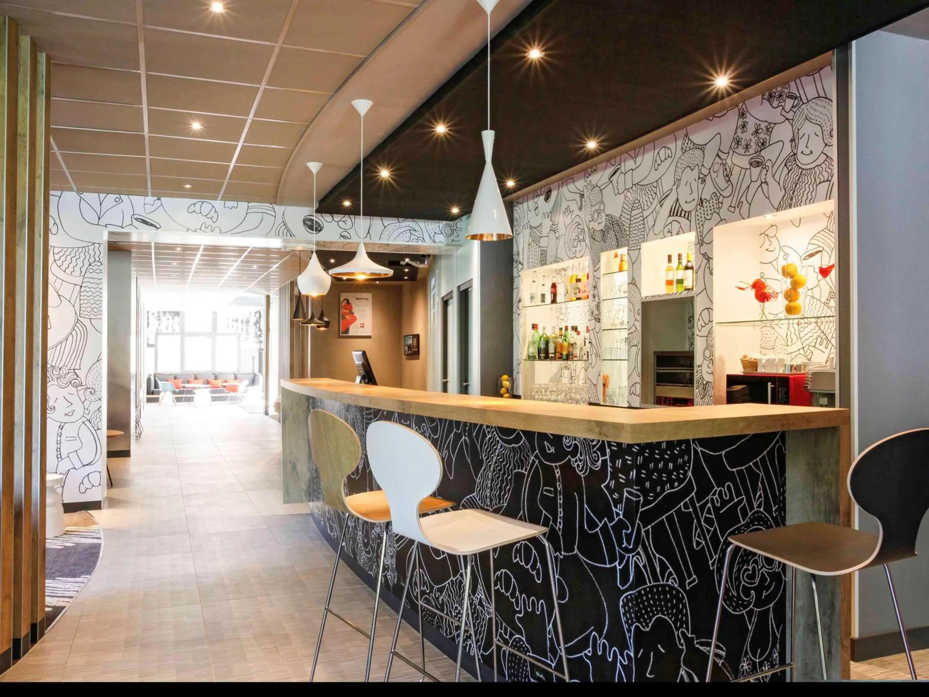 Lounge or bar in ibis Hyeres Centre