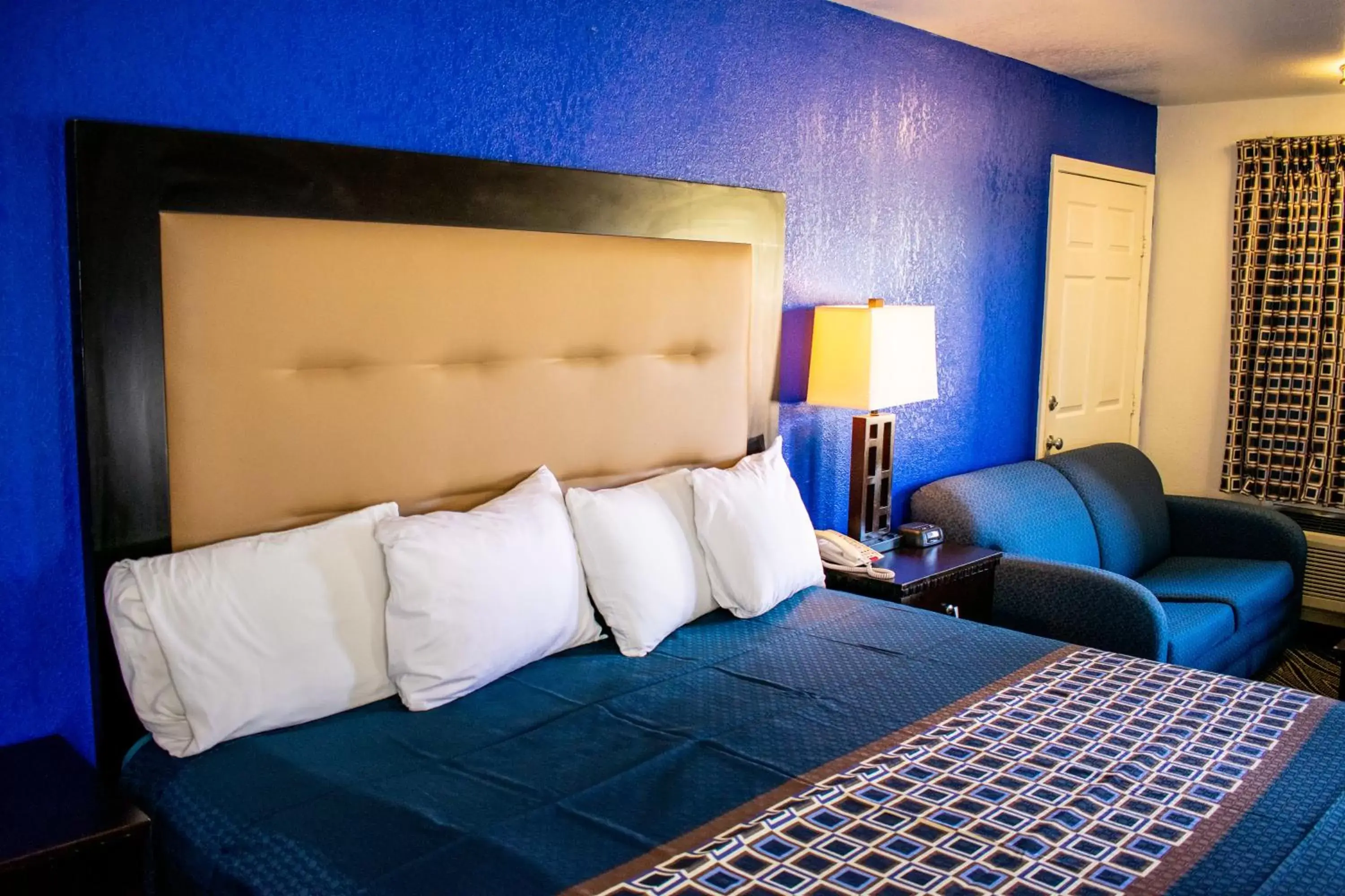 Bed in Blue Jay Inn & Suites