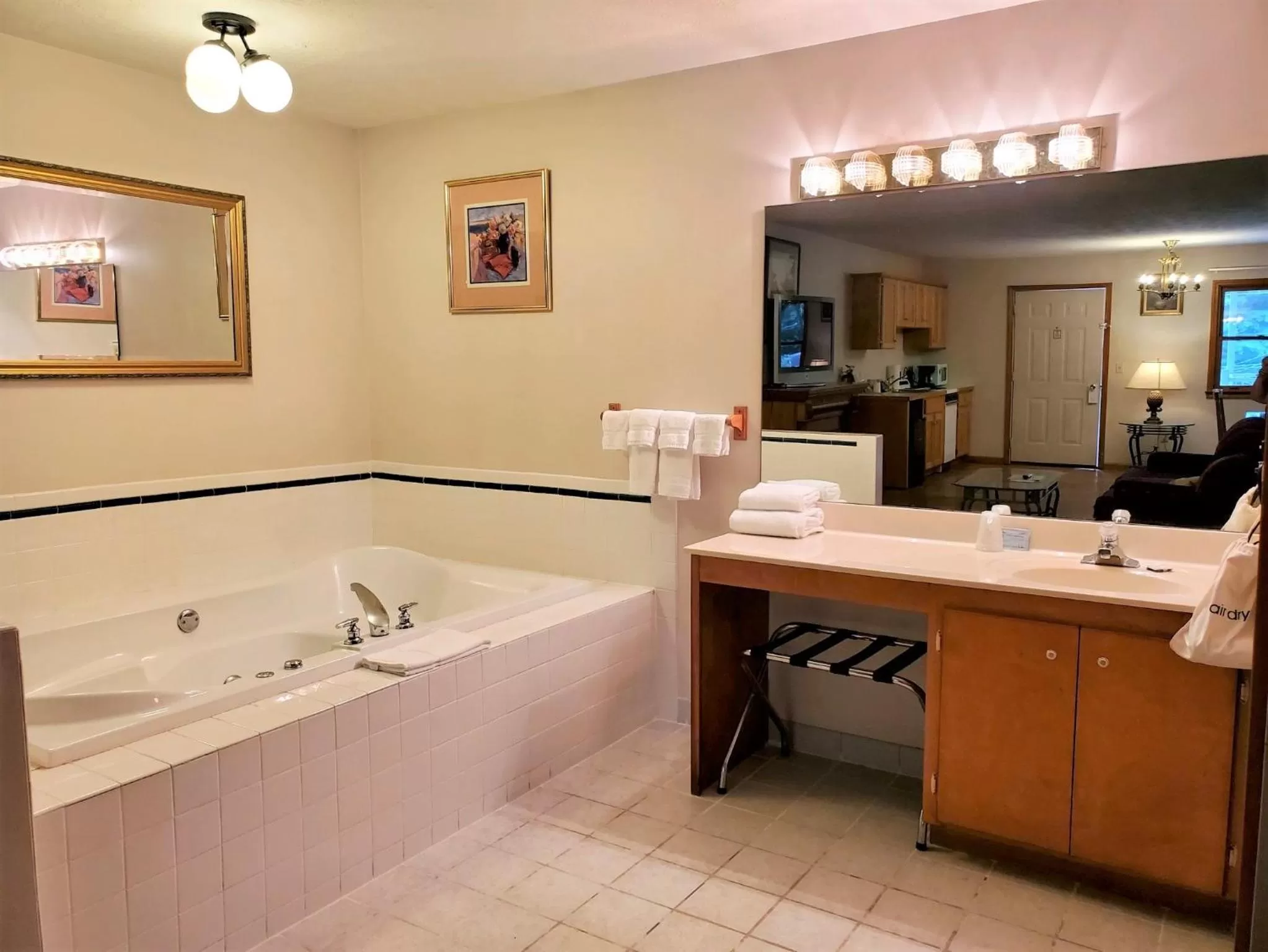Bathroom in Meadowlark Motel with Restaurant & Bar