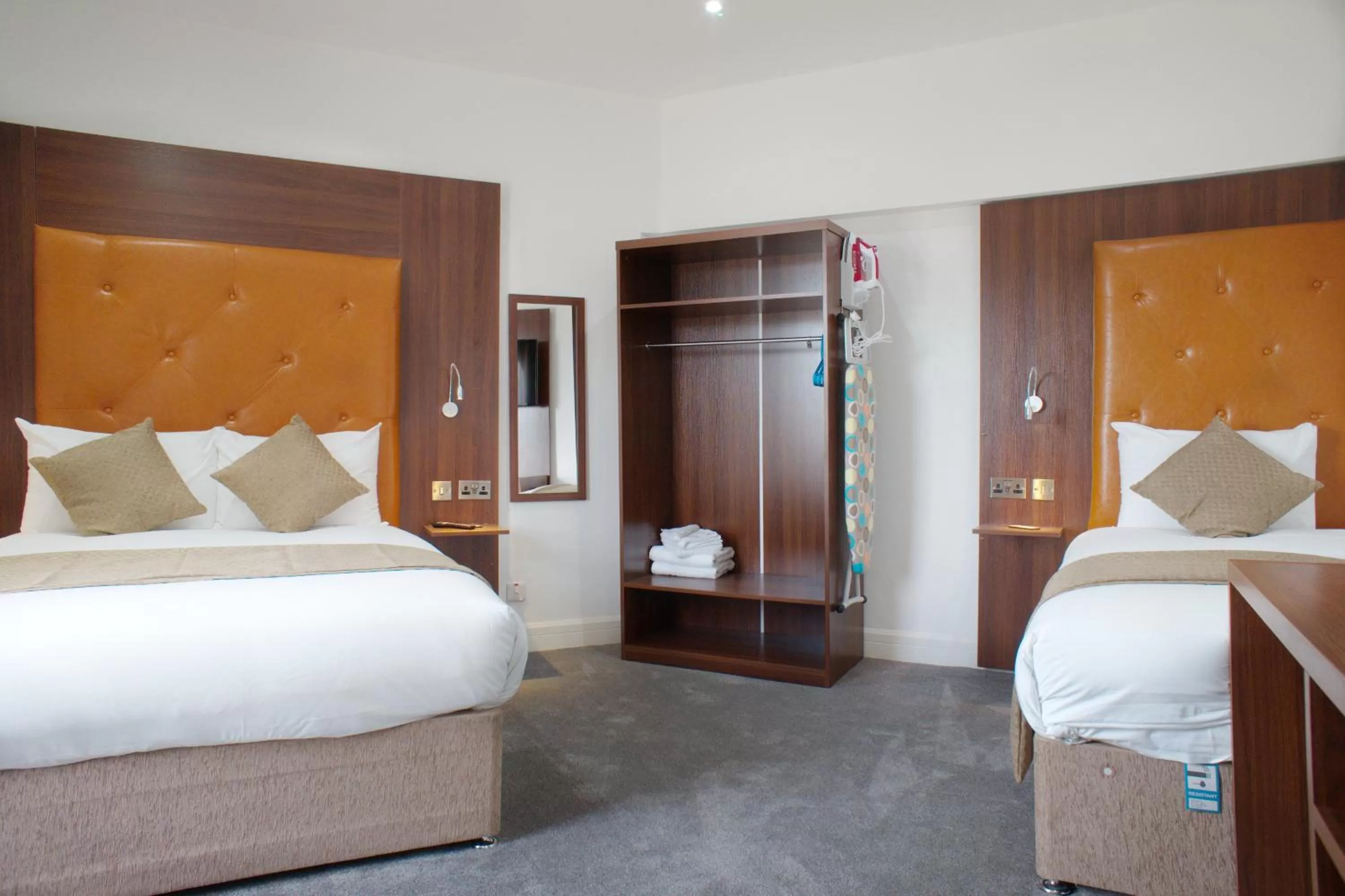 Bed in Trivelles Rochester Hotel