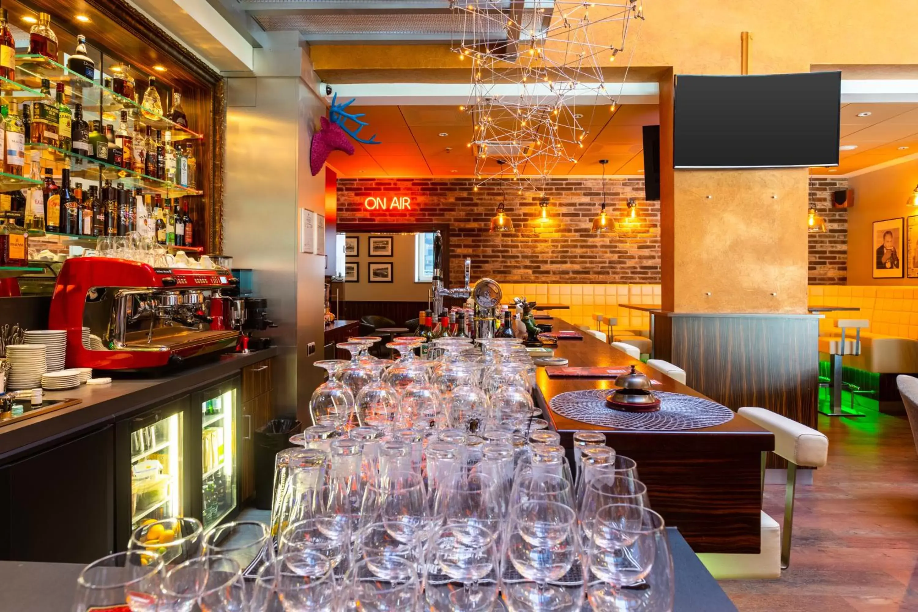 Lounge or bar, Restaurant/Places to Eat in Avalon Hotel & Conferences