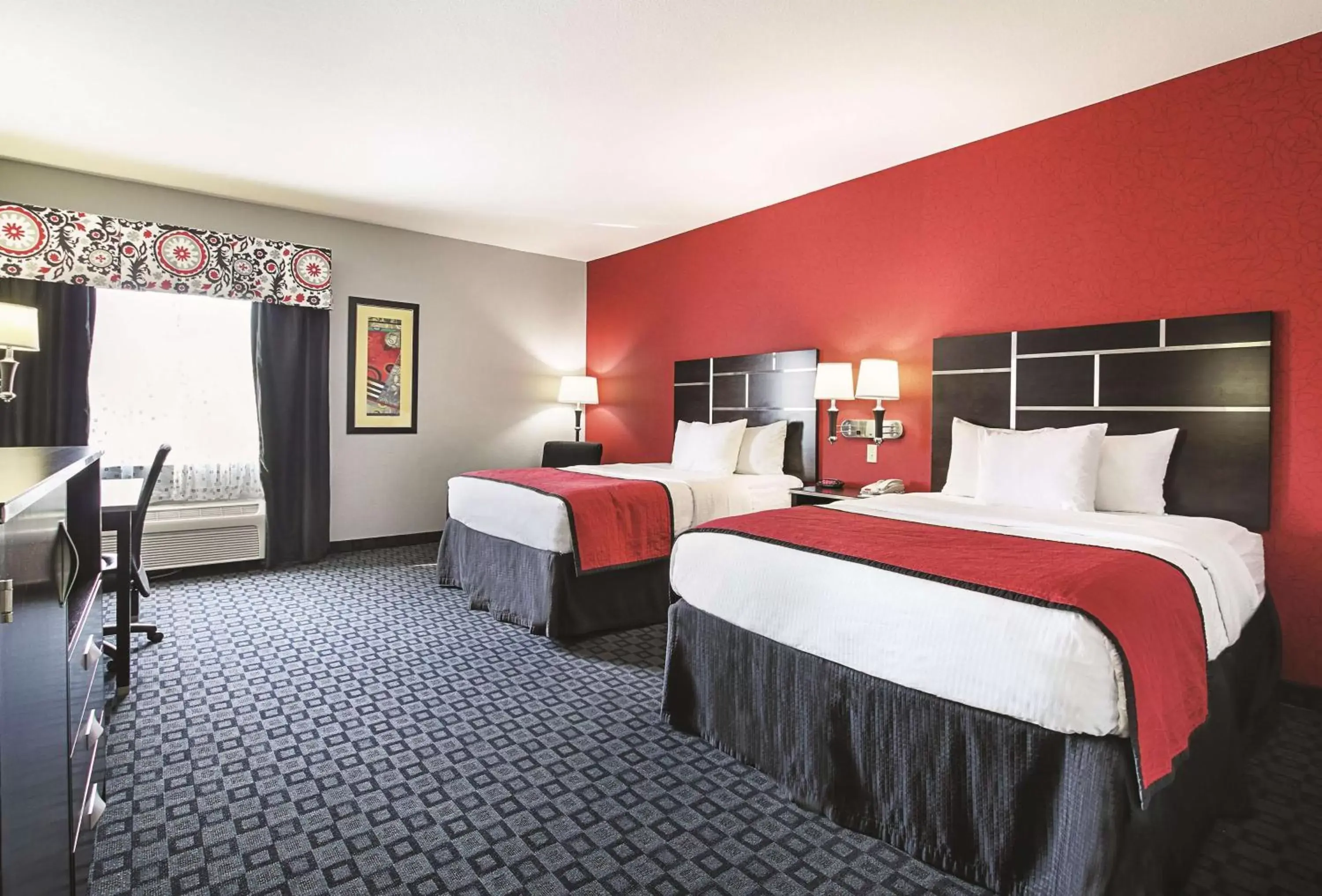 Bed in La Quinta Inn & Suites by Wyndham South Dallas - Hutchins