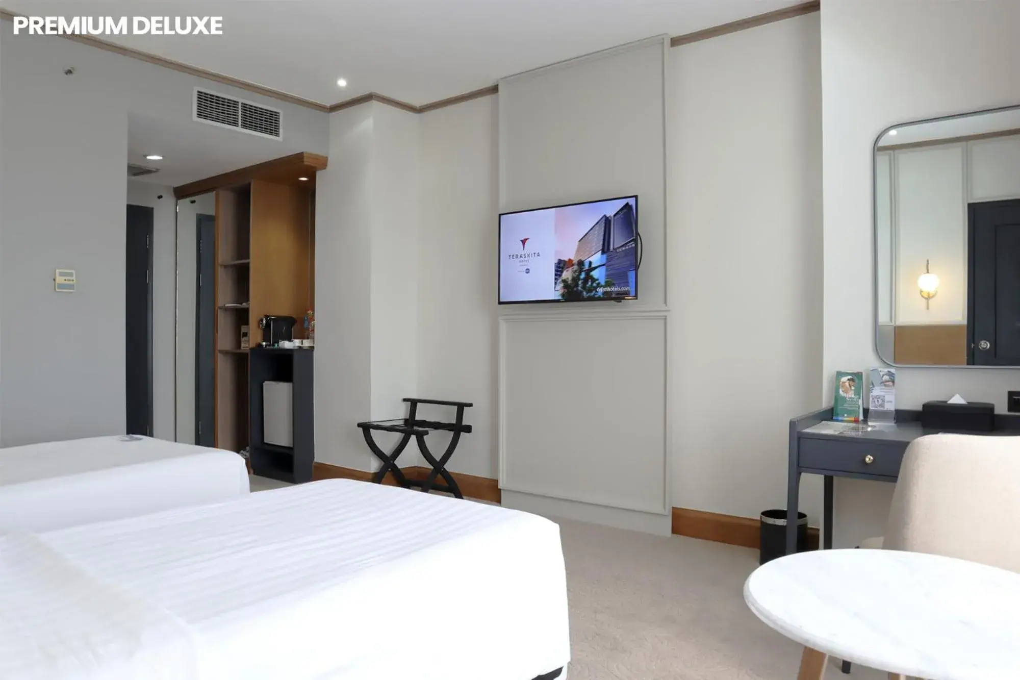 Bedroom, TV/Entertainment Center in Hotel Dafam Semarang