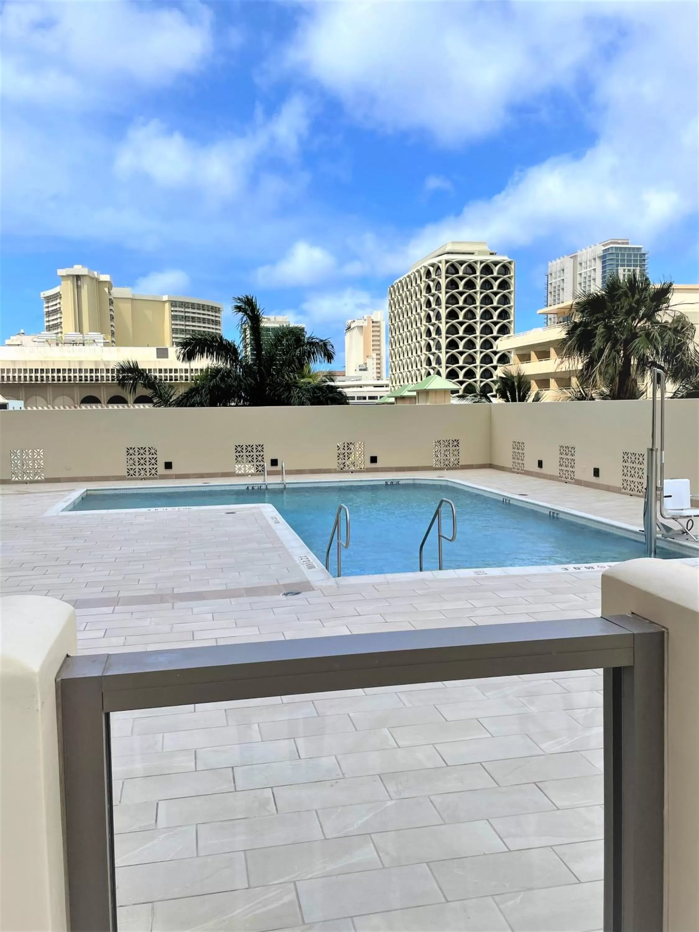 Swimming pool in Royal Kuhio Resort