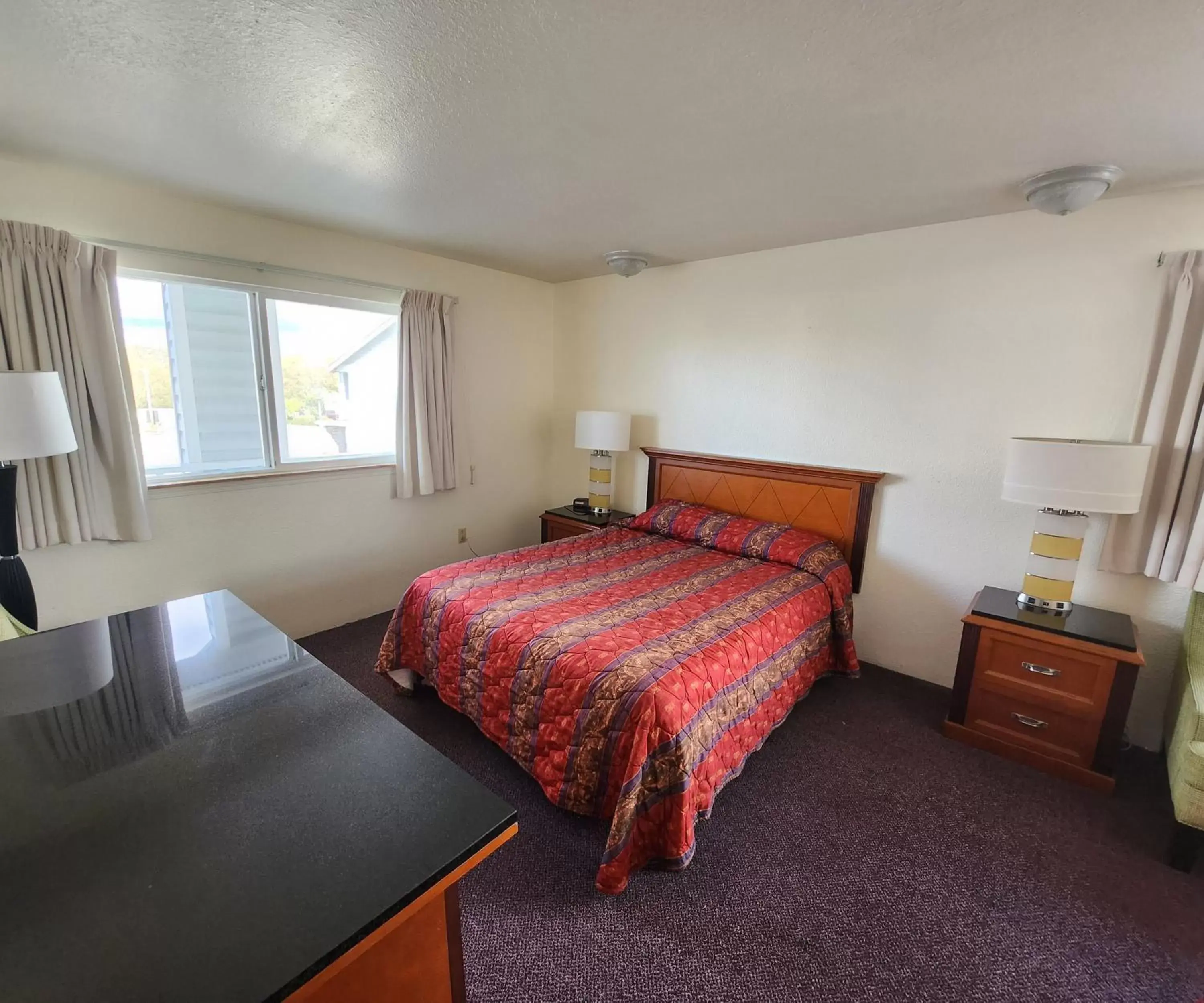 Bedroom, Bed in Bayview Inn