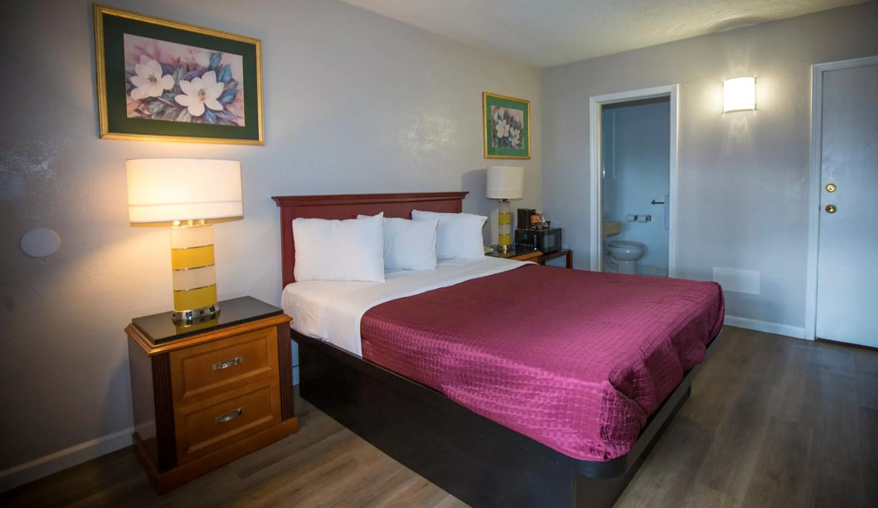Bedroom, Bed in Americas Best Value Inn - Chico