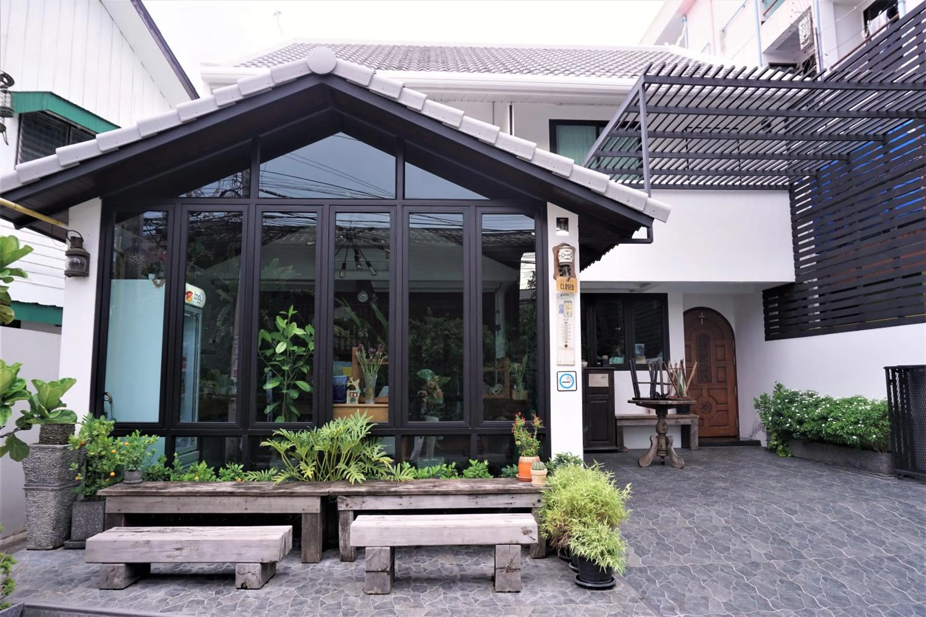 Property building in Baan Lung Poshtel