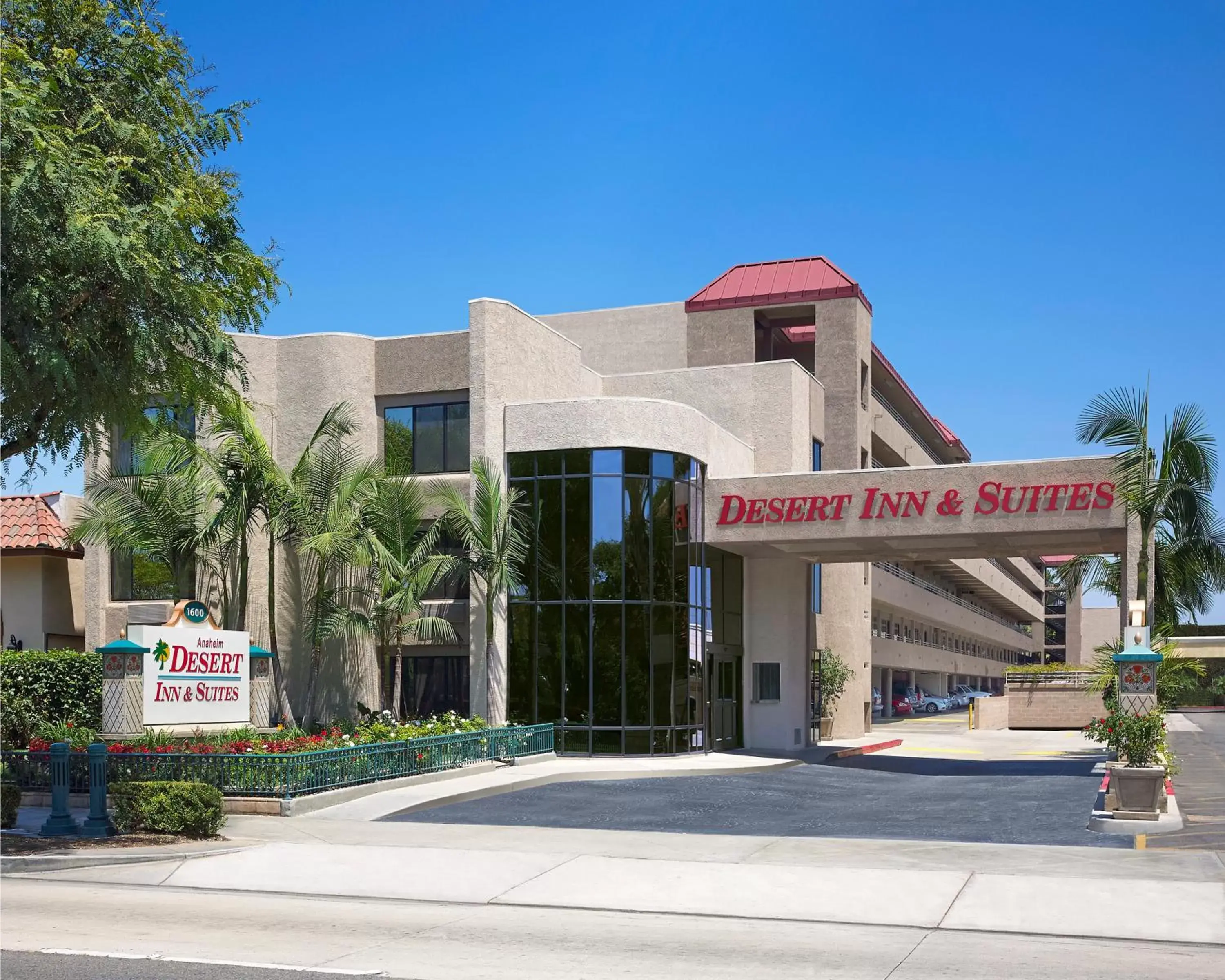 Facade/entrance, Property Building in Anaheim Desert Inn & Suites