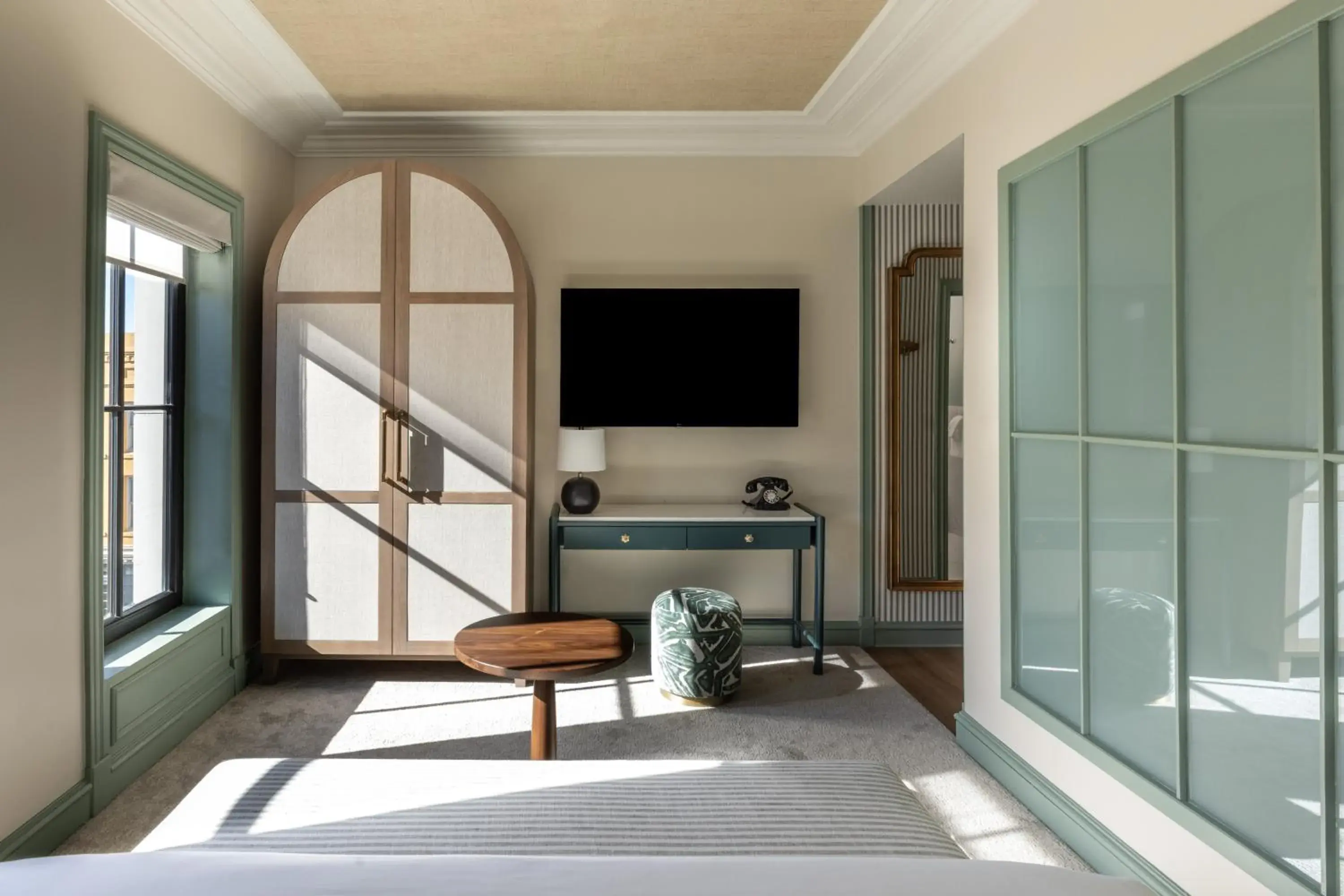 Seating area, TV/Entertainment Center in The Palmetto Hotel, Charleston