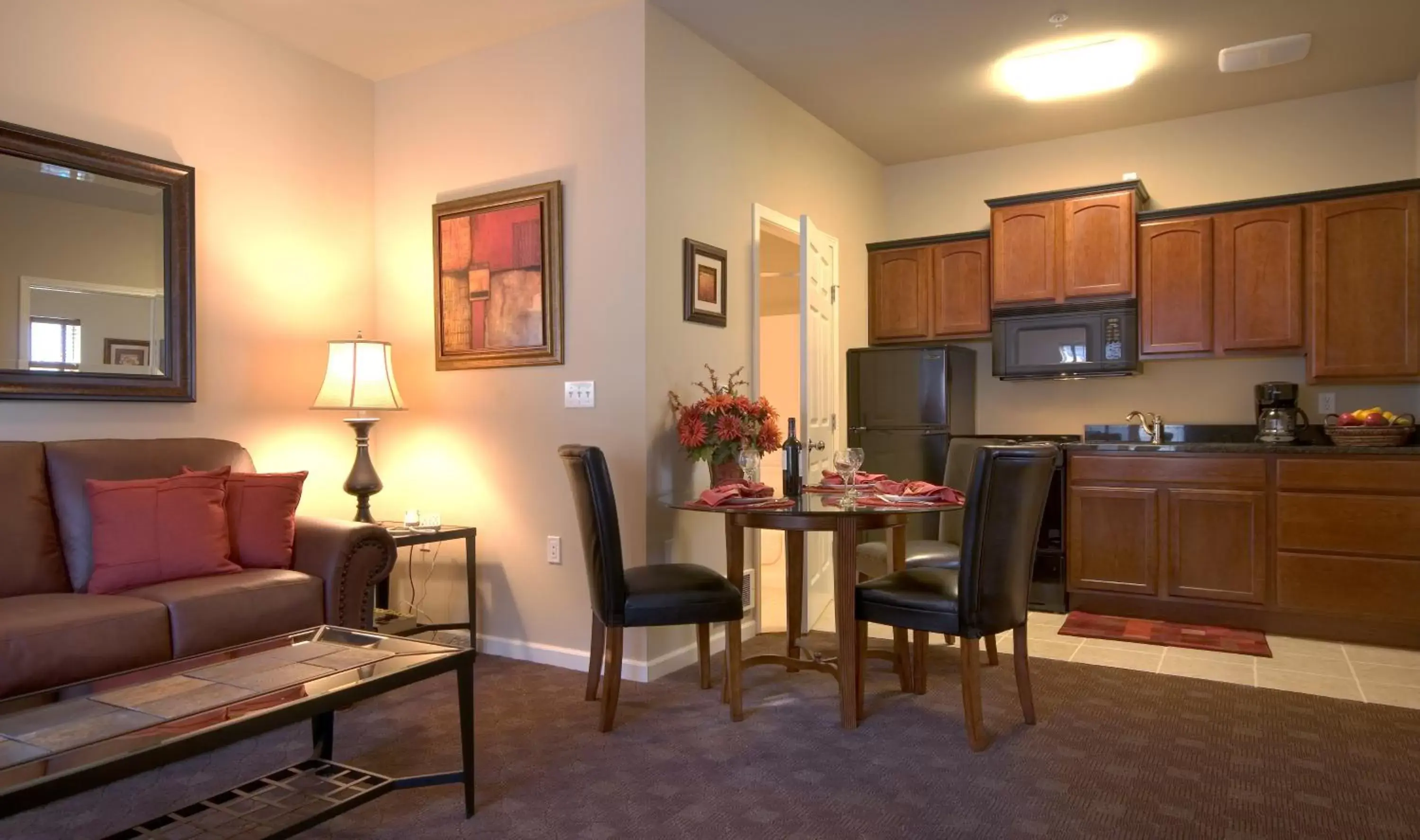 Coffee/tea facilities, Dining Area in Stratford Suites Spokane Airport