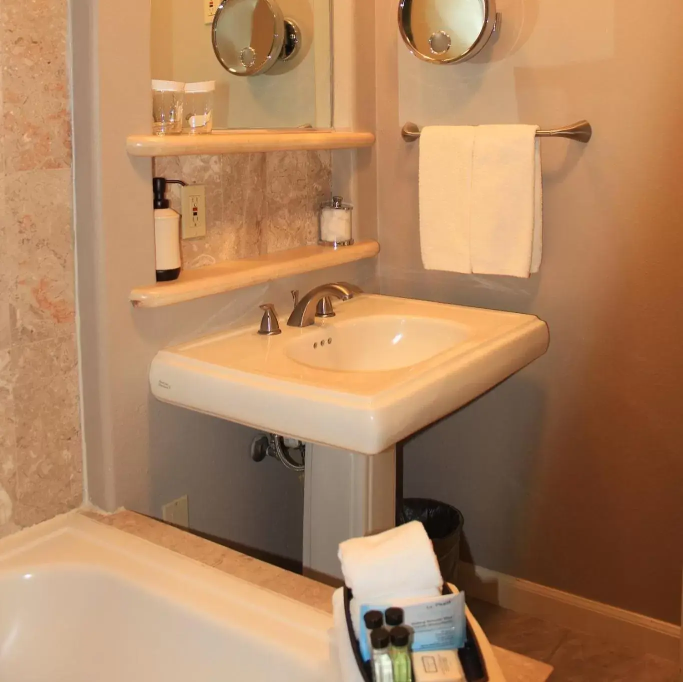 Standard King Room in Inn Above Oak Creek Sedona Standard King Room in Inn Above Oak Creek Sedona