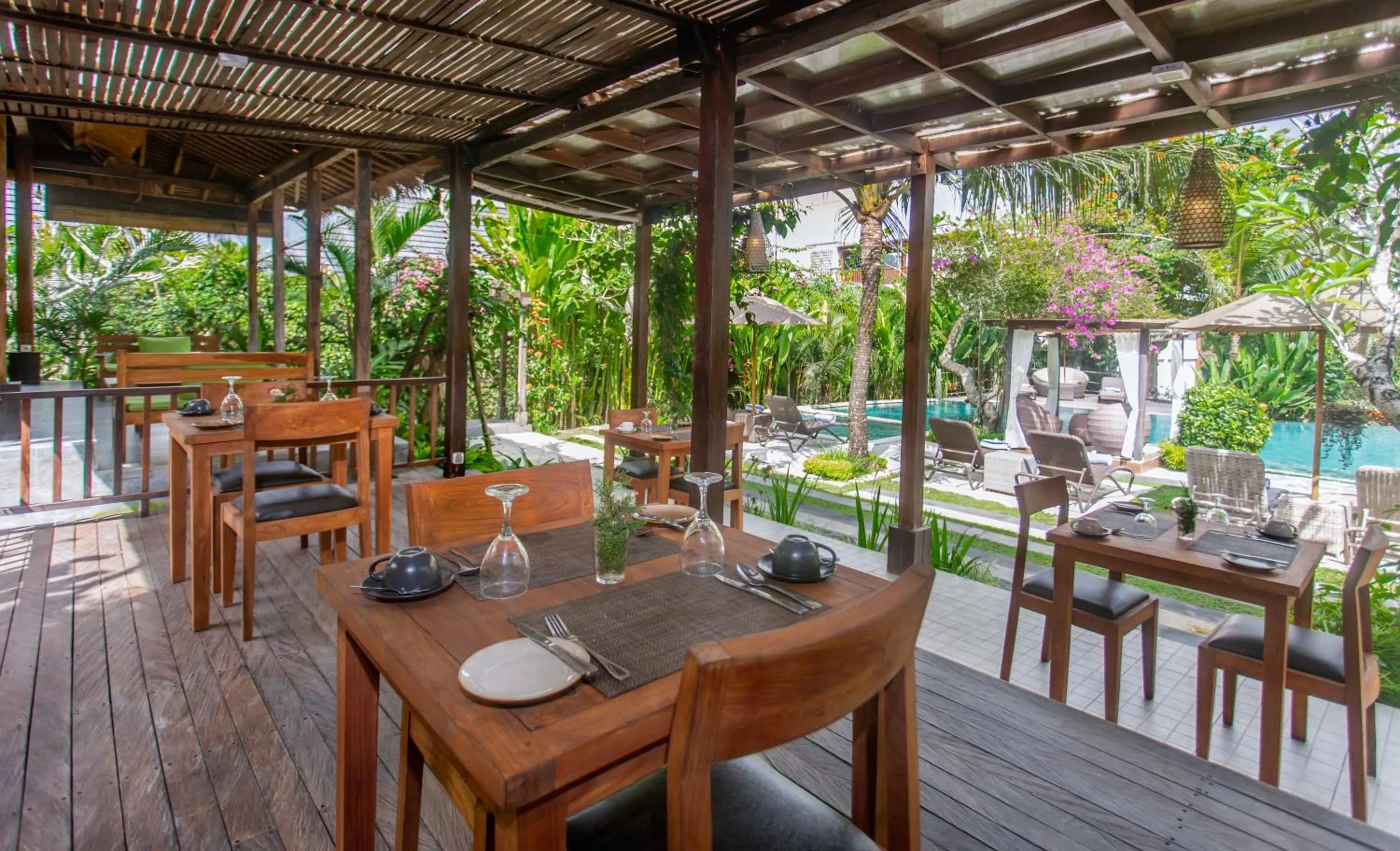 Restaurant/places to eat in Manah Shanti Suites by GenuineHost