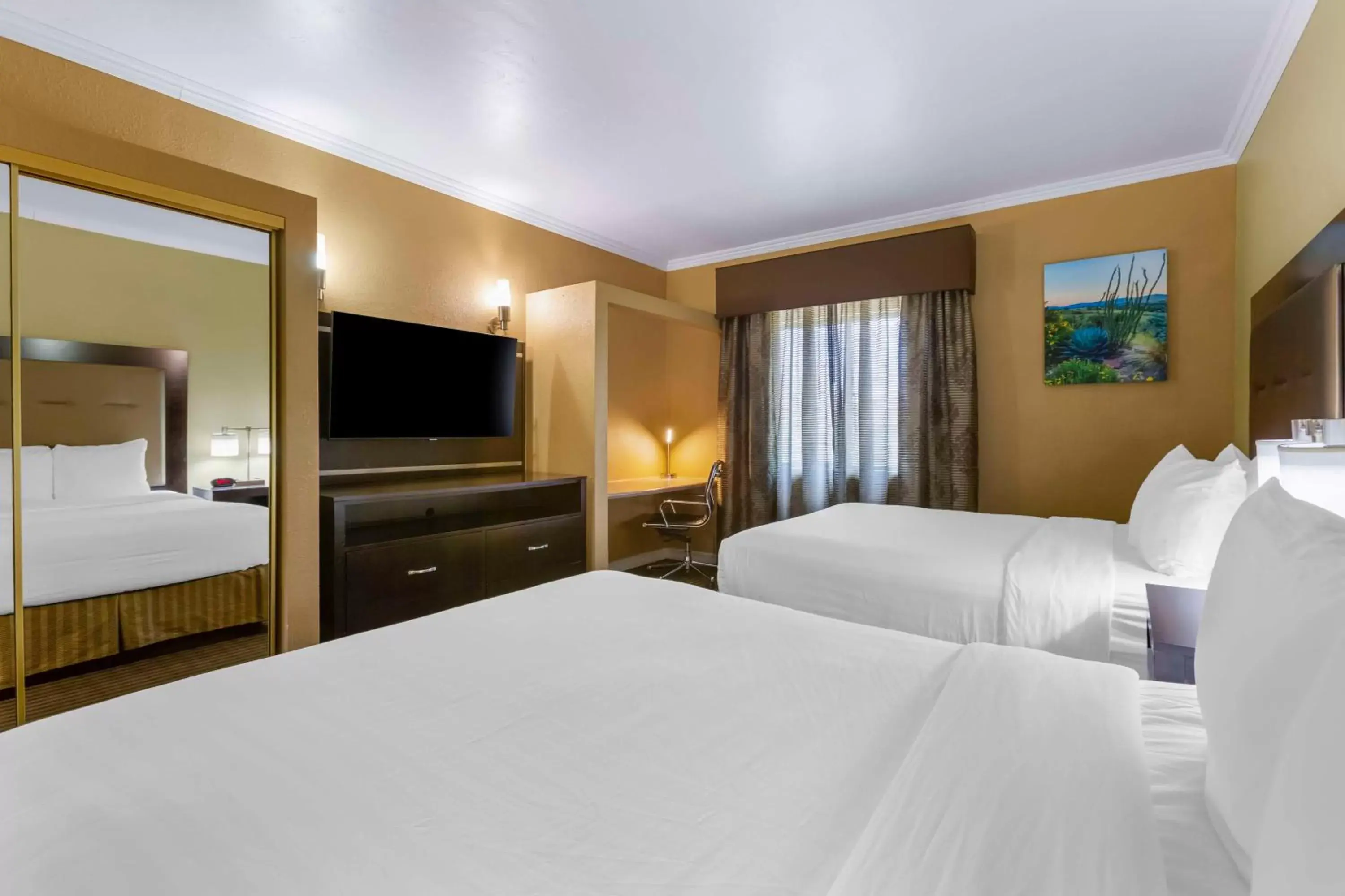 Bedroom, Bed in Best Western Royal Sun Inn & Suites