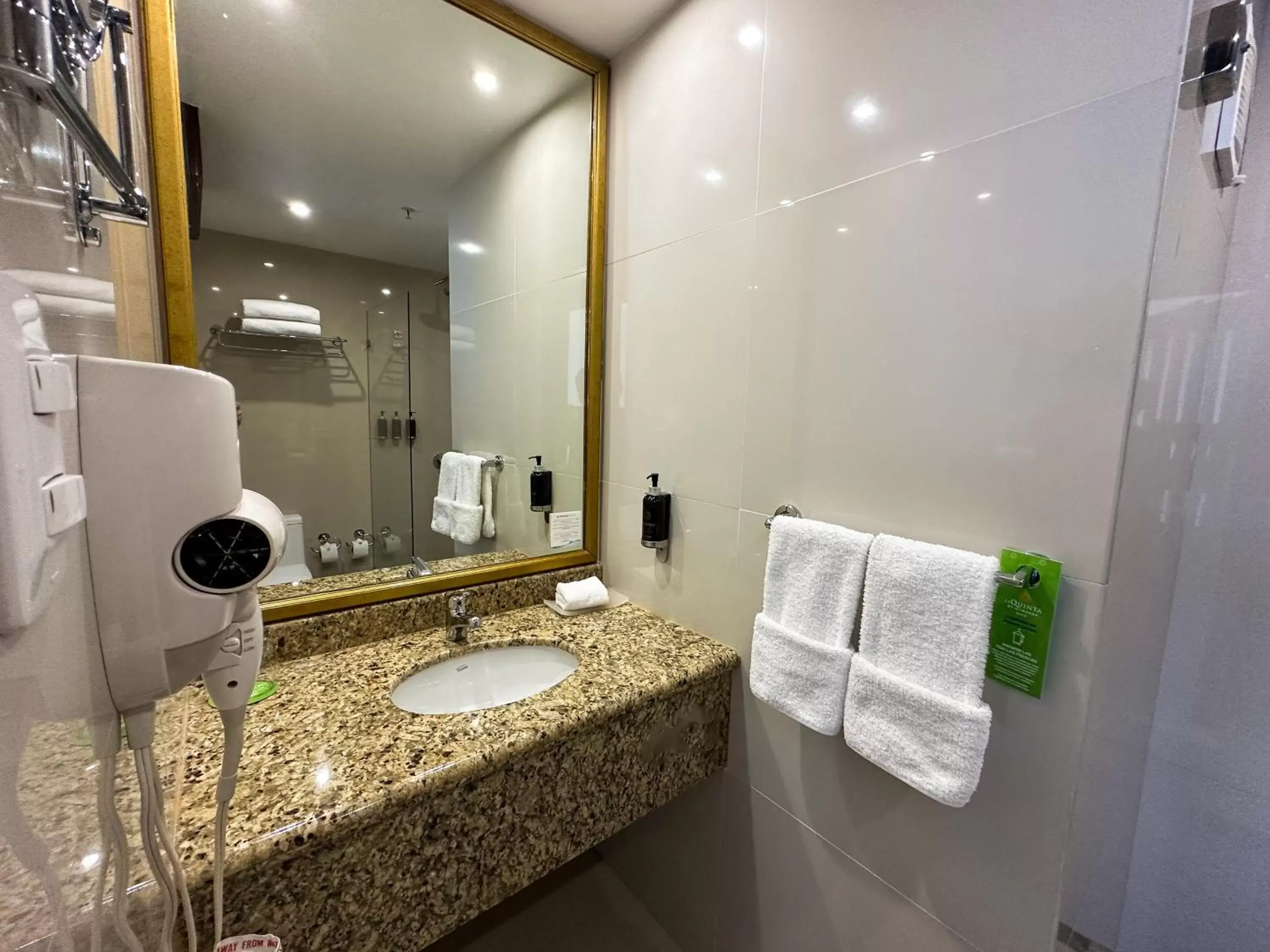 Bathroom in La Quinta by Wyndham Quito