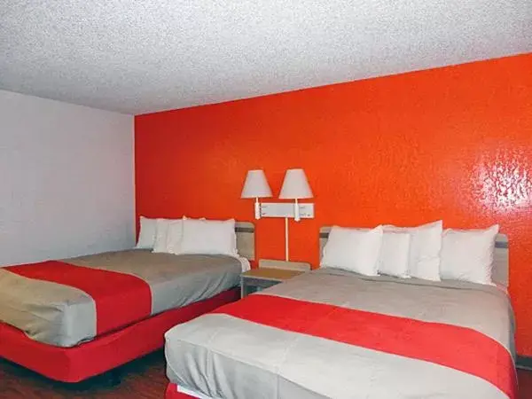 Bedroom, Bed in Motel 6 Gold Beach