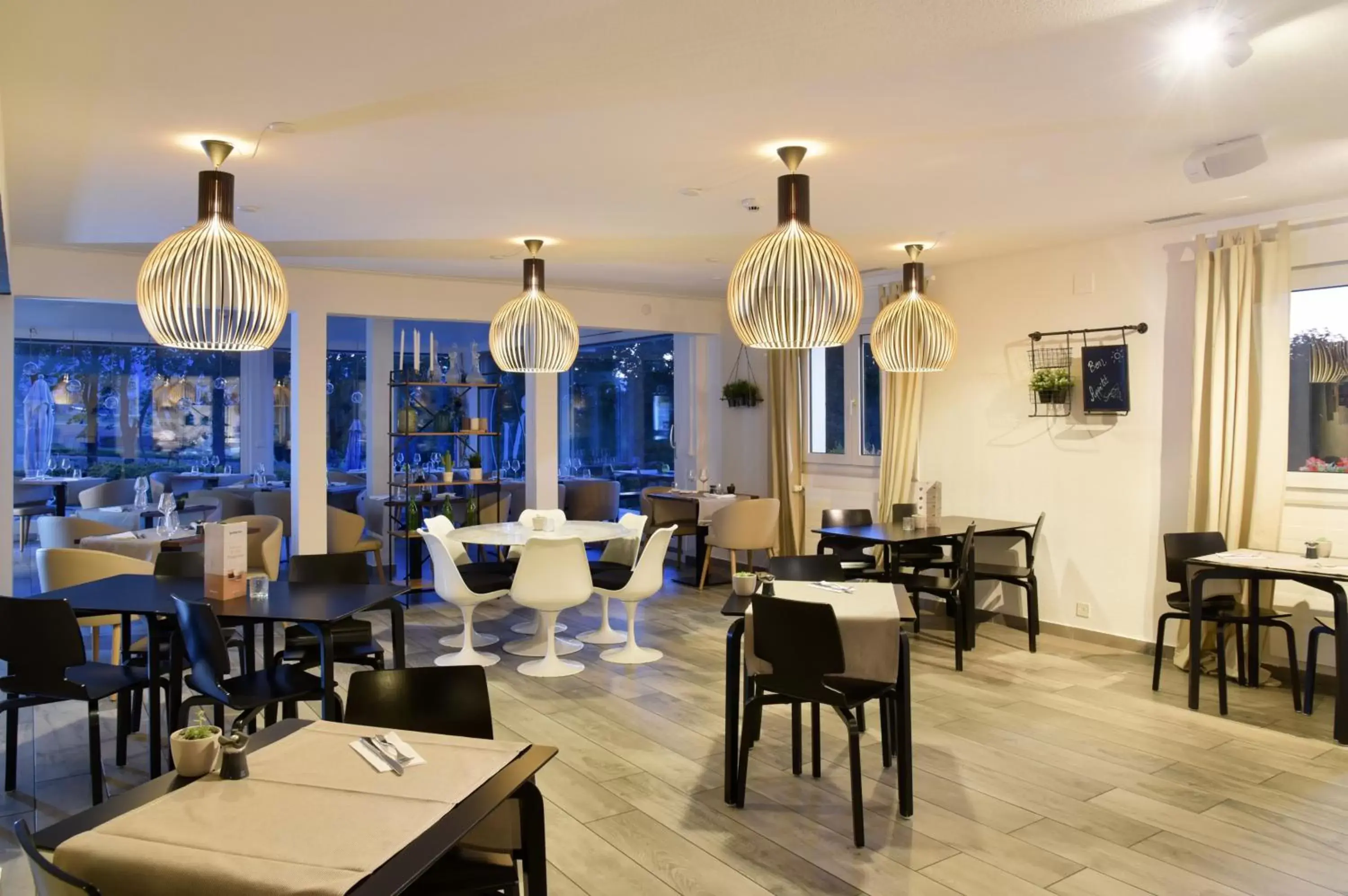 Restaurant/Places to Eat in Hôtel des Mosaiques