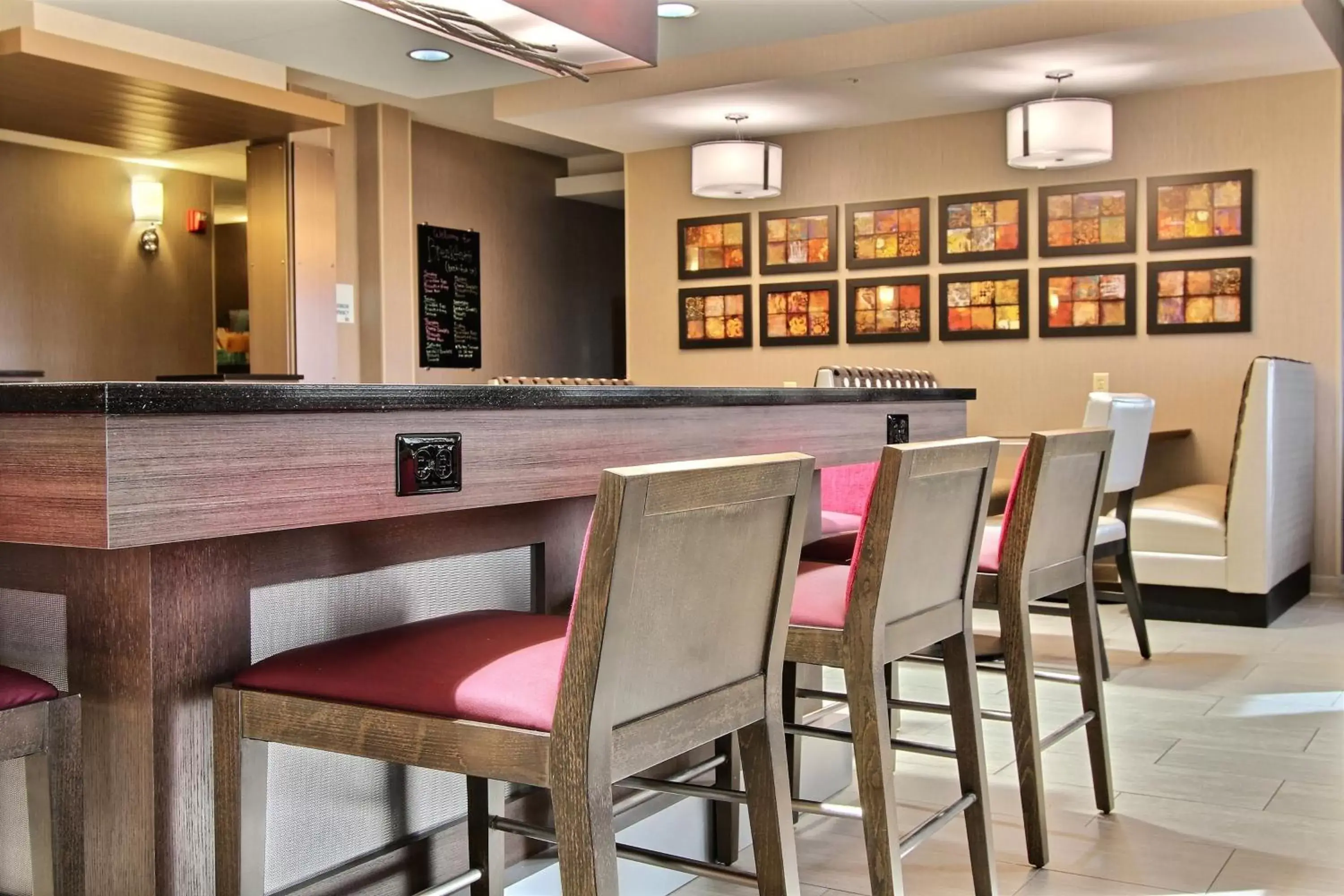 Restaurant/places to eat, Lounge/Bar in Holiday Inn Express Fargo - West Acres, an IHG Hotel