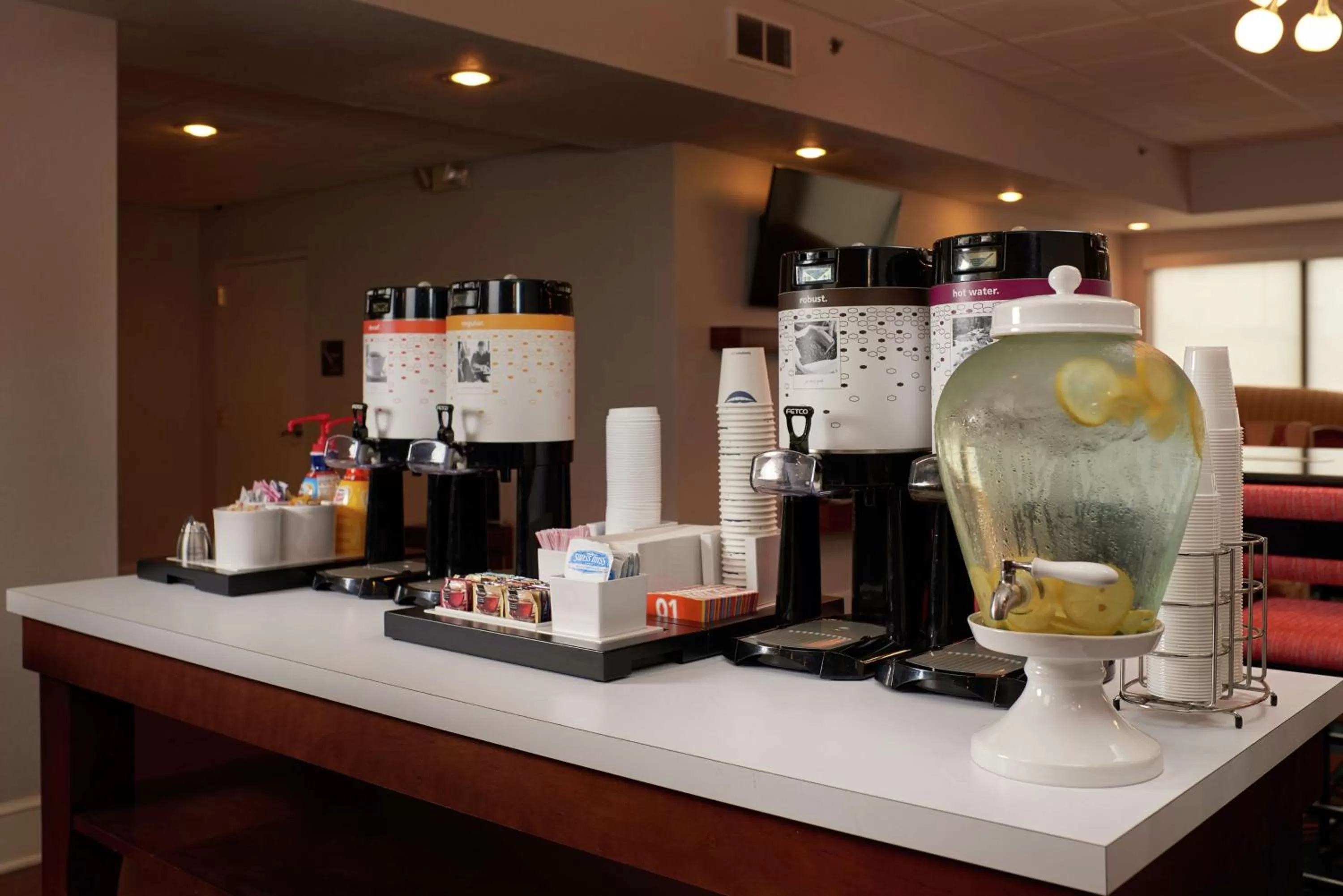 Dining area in Hampton Inn by Hilton Youngstown-West I-80