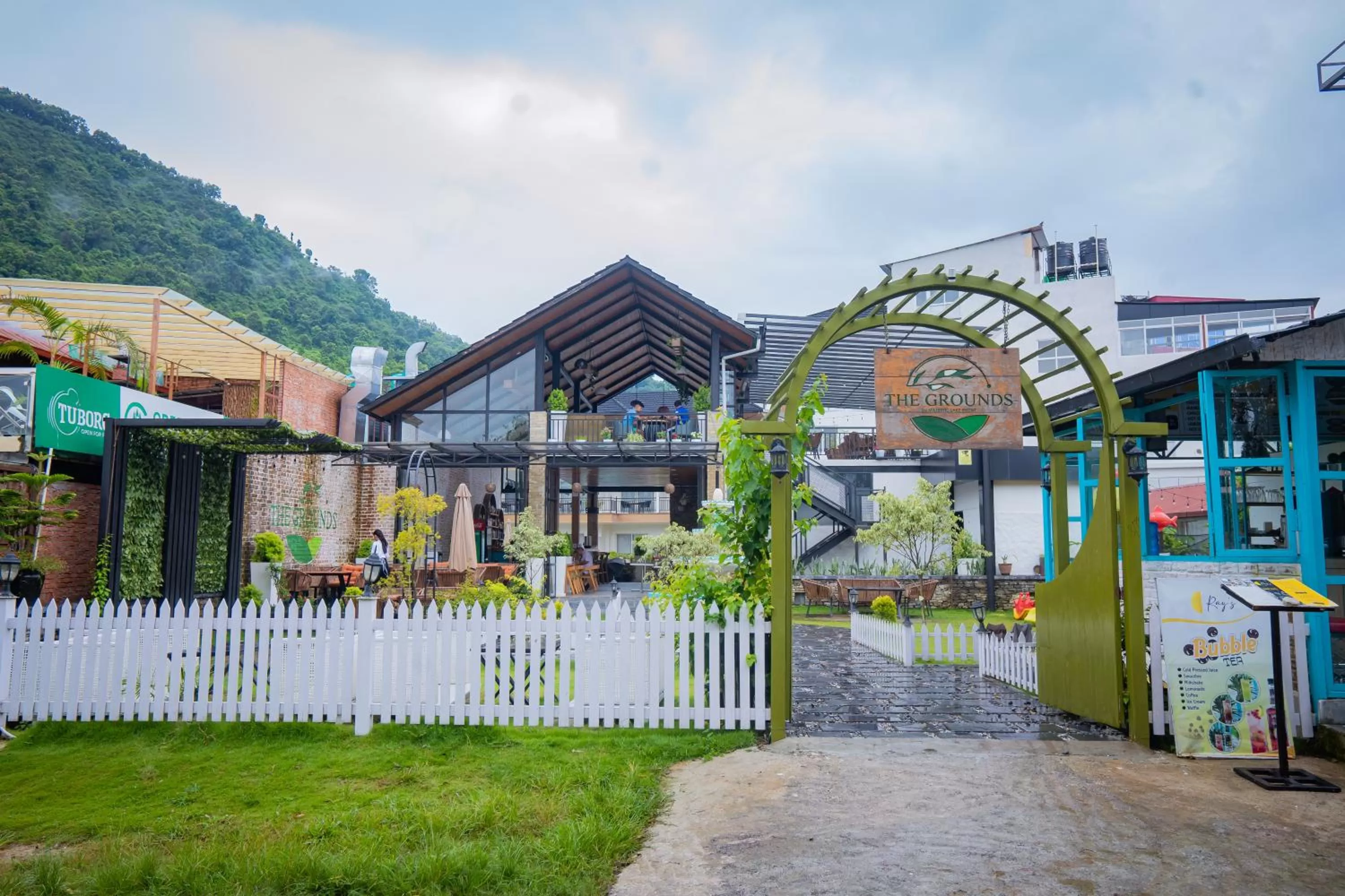 Restaurant/places to eat in Majestic Lake Front Hotel & Suites