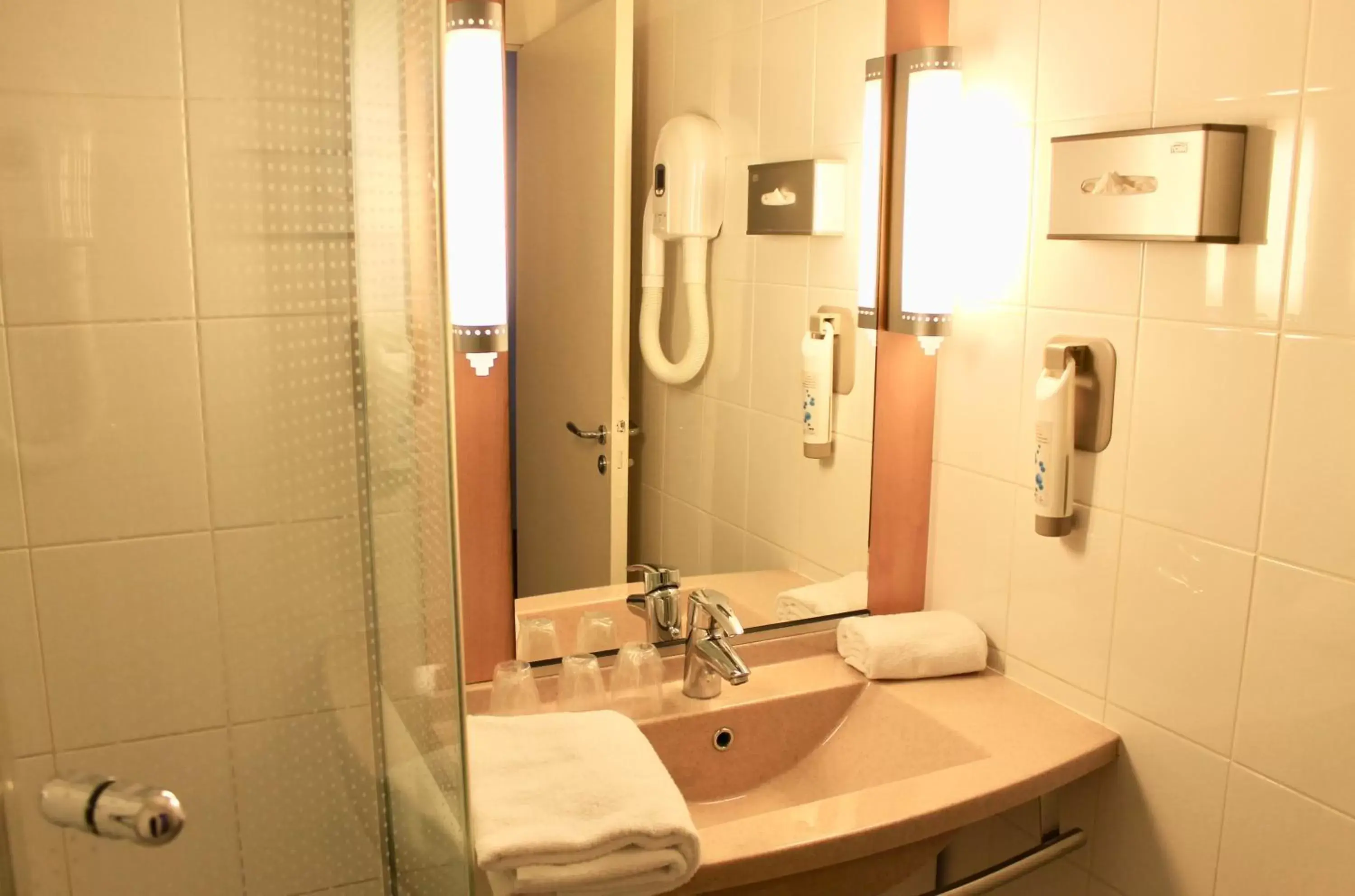 Bathroom in ibis Lyon Centre Perrache