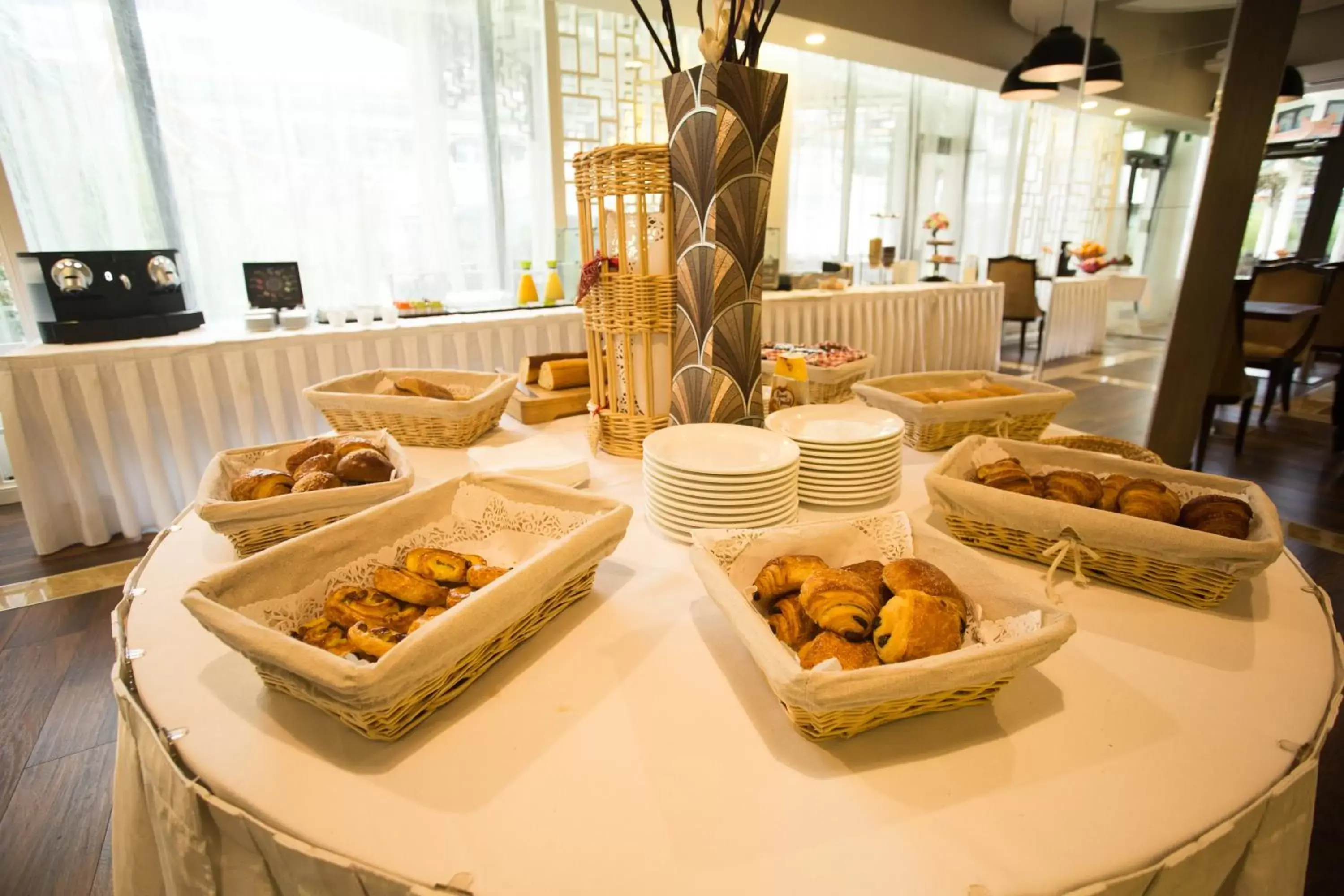 Buffet breakfast in Hôtel Huatian Chinagora