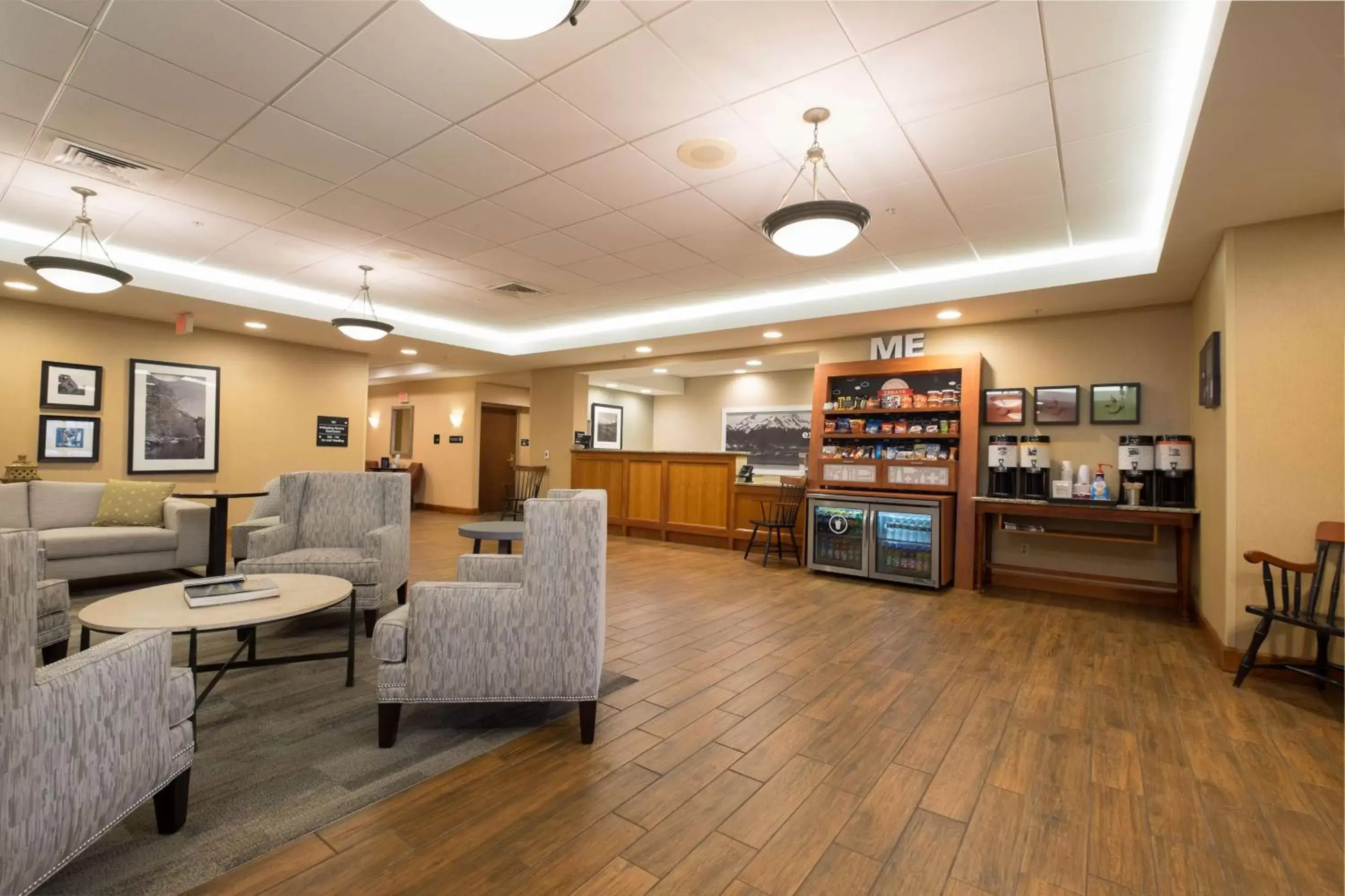 Dining area in Hampton Inn Waterville