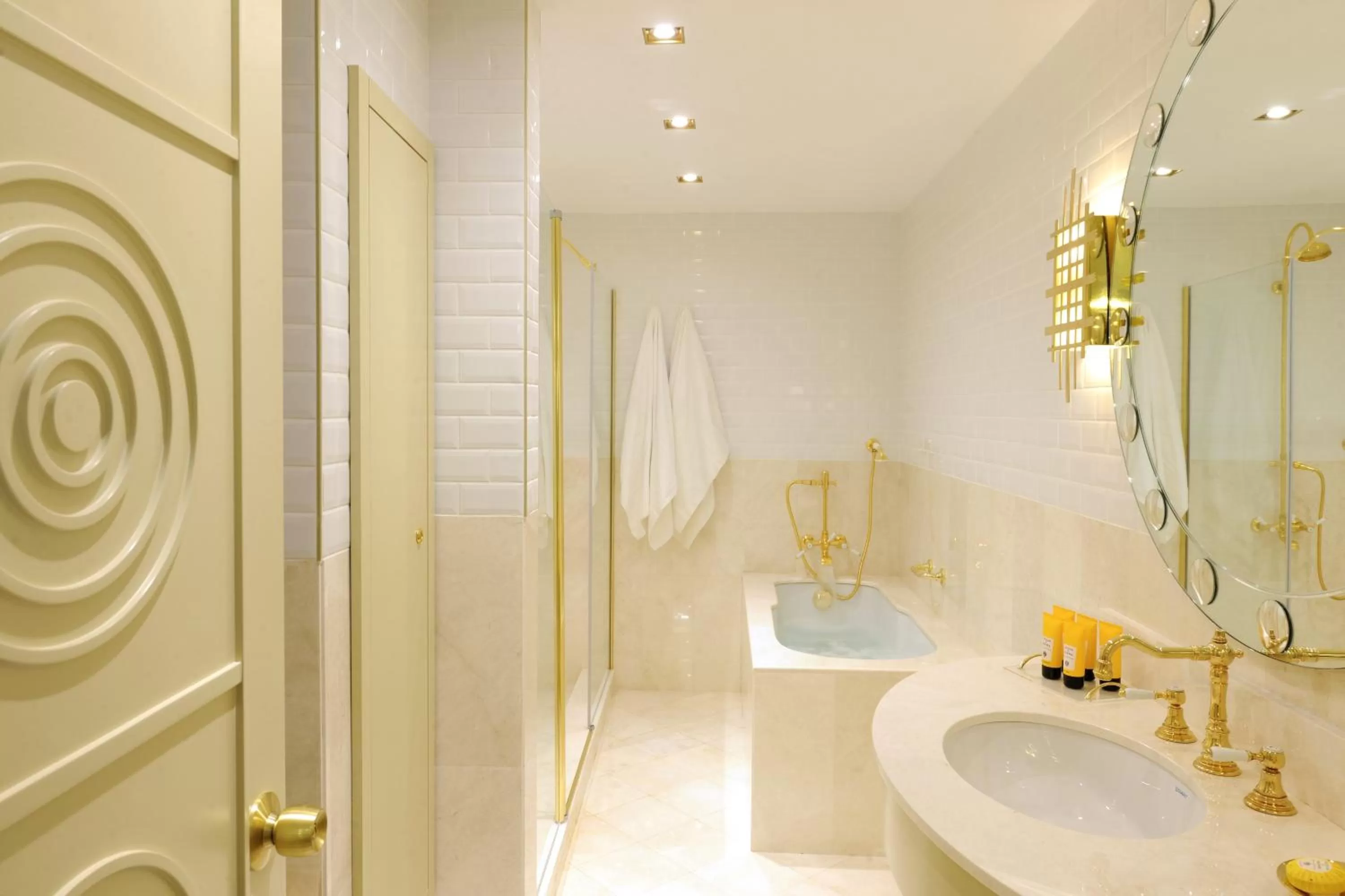 Bathroom in Taxim Hill Hotel