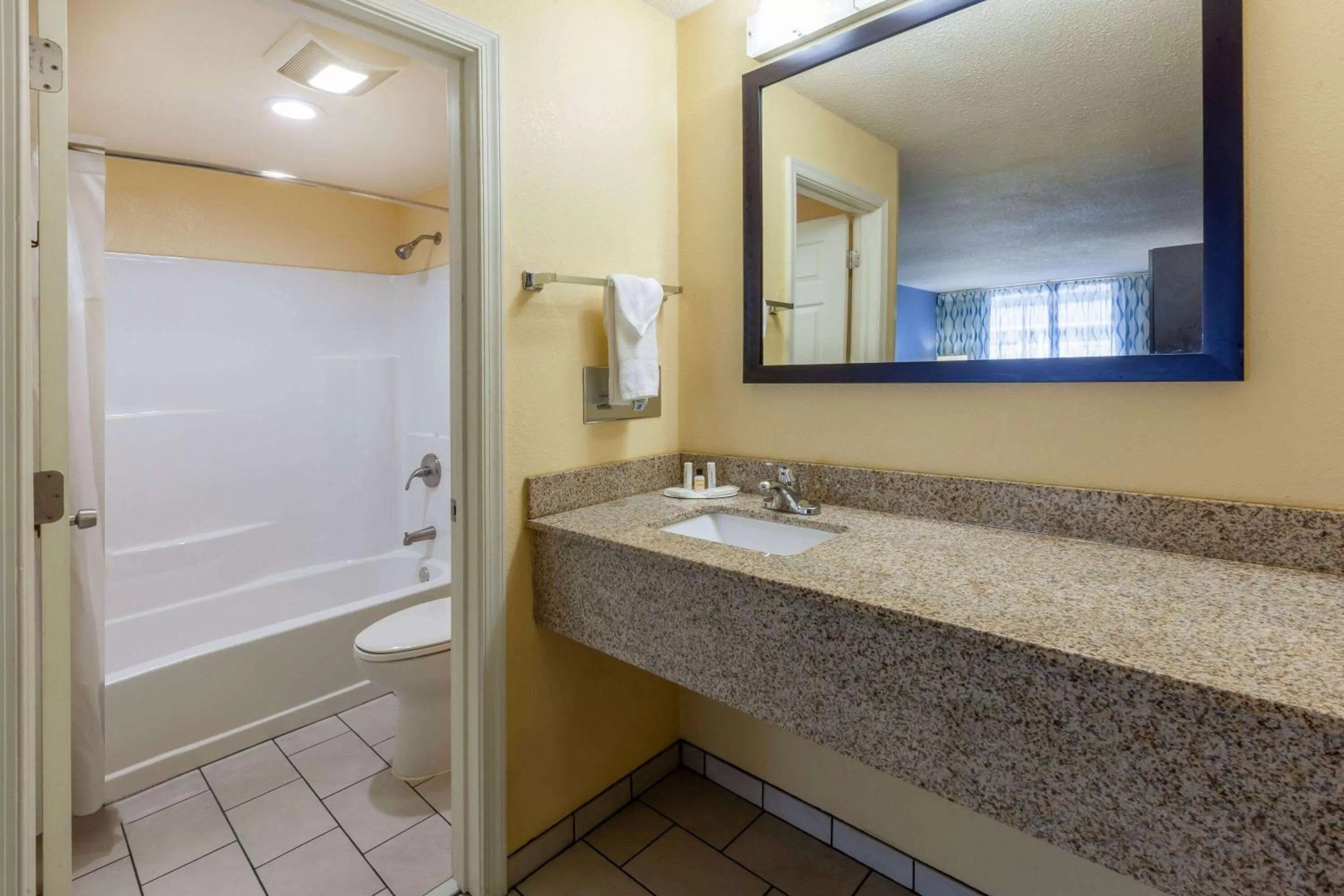 TV and multimedia in Days Inn by Wyndham Charles Town