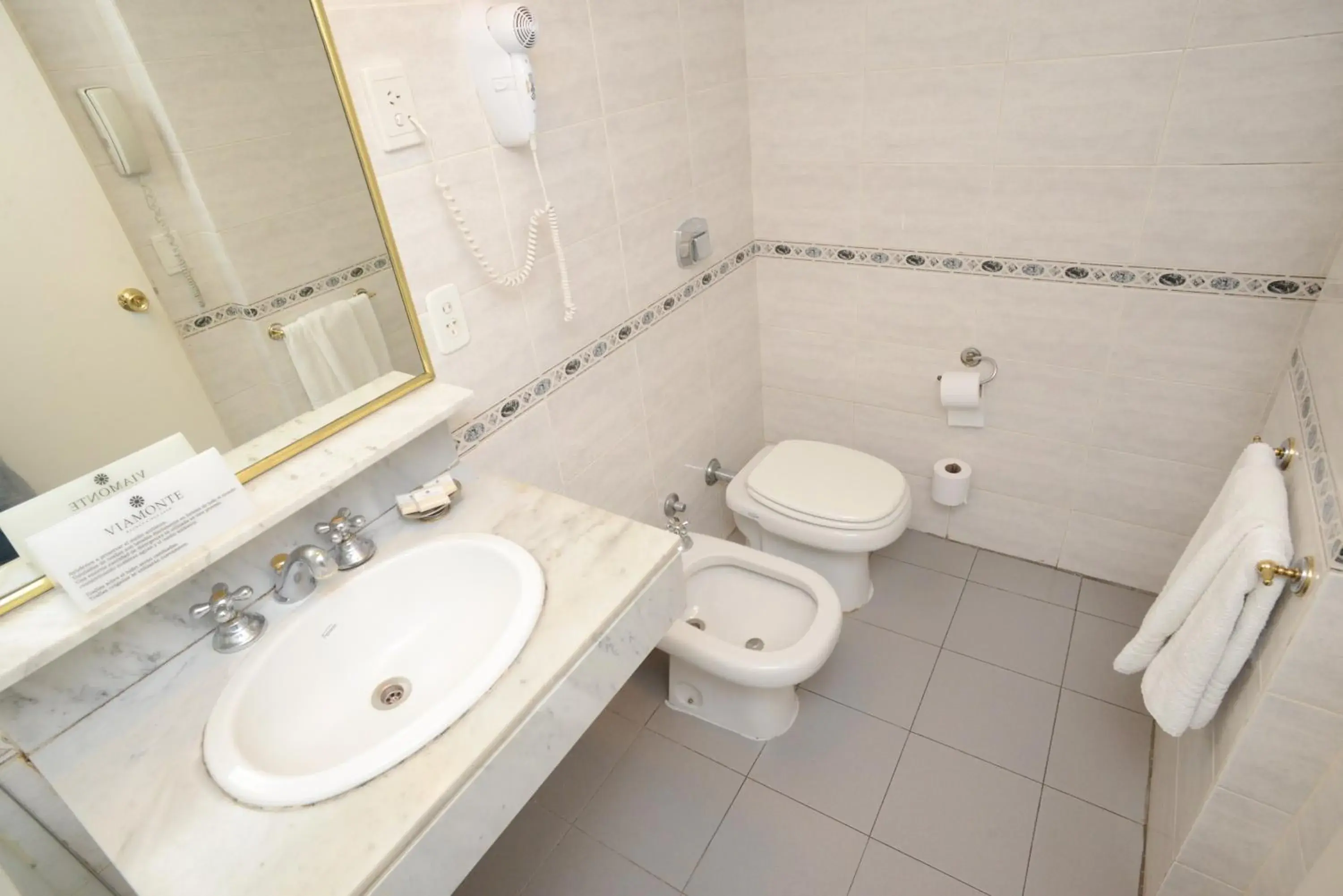 Bathroom in Up Viamonte Hotel
