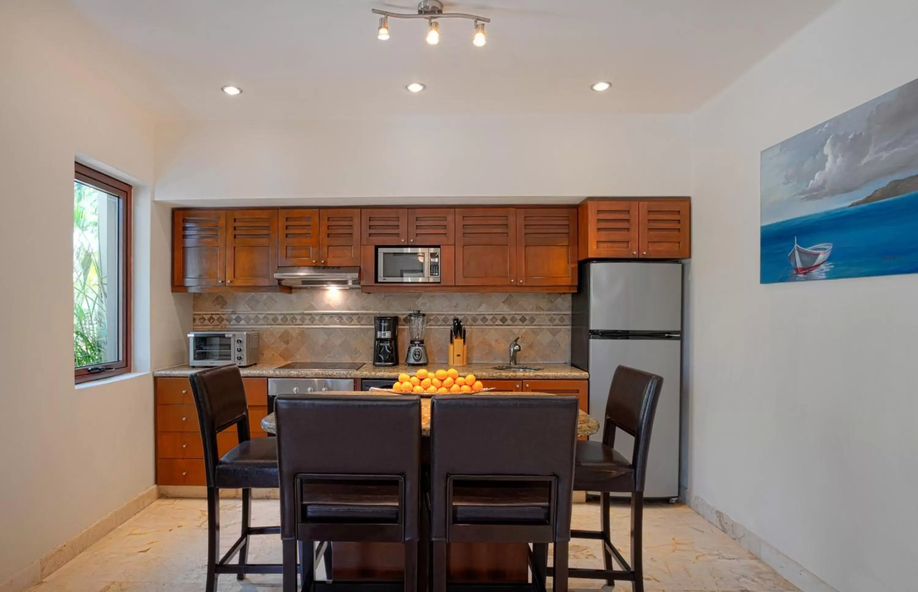 Kitchen or kitchenette, Dining Area in Maya Villa Condo Hotel and Beachclub