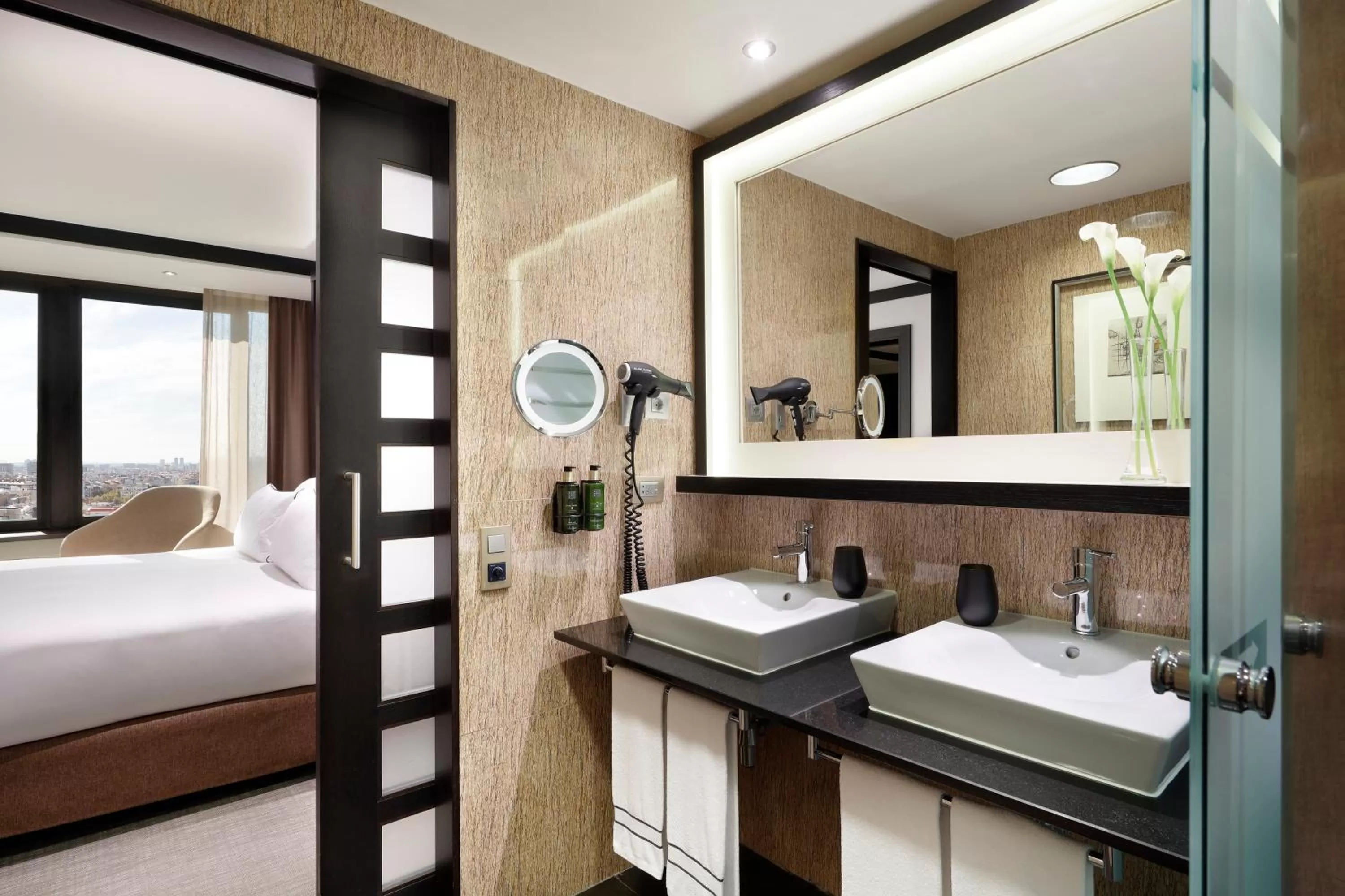 Bathroom, Bed in Melia Barcelona Sarriá