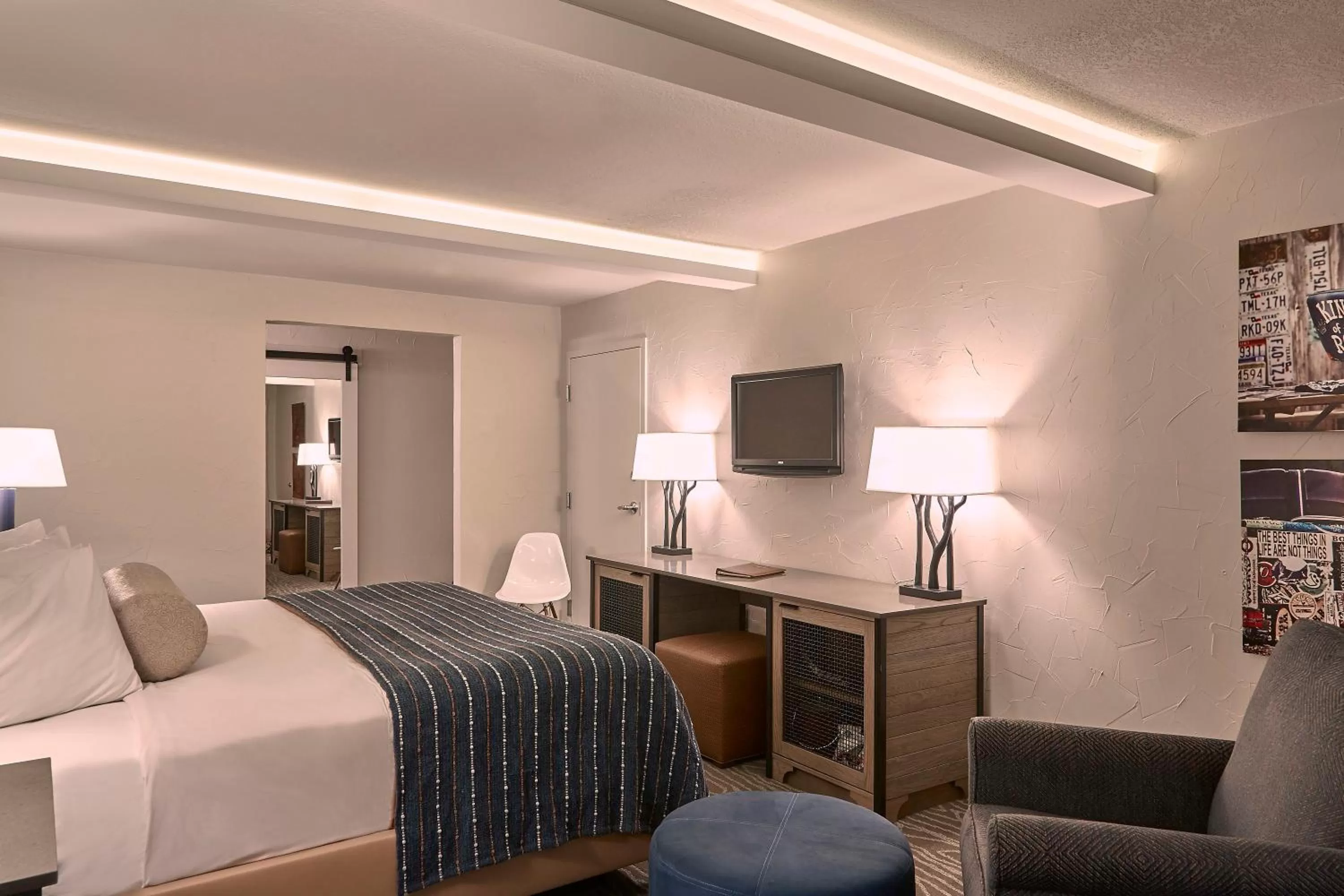 Photo of the whole room, Bed in Fredericksburg Inn and Suites