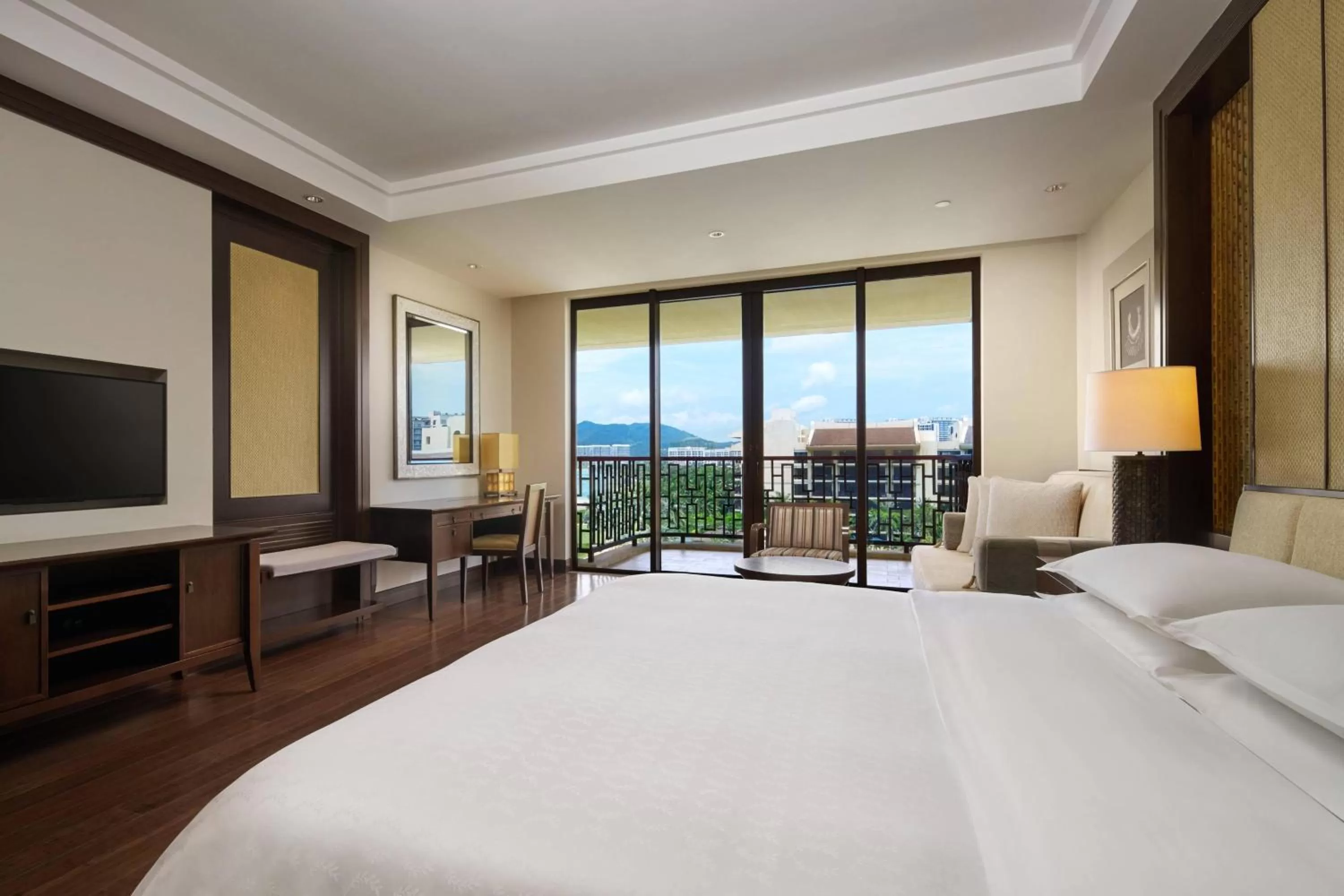 Photo of the whole room, Bed in Sheraton Shenzhou Peninsula Resort