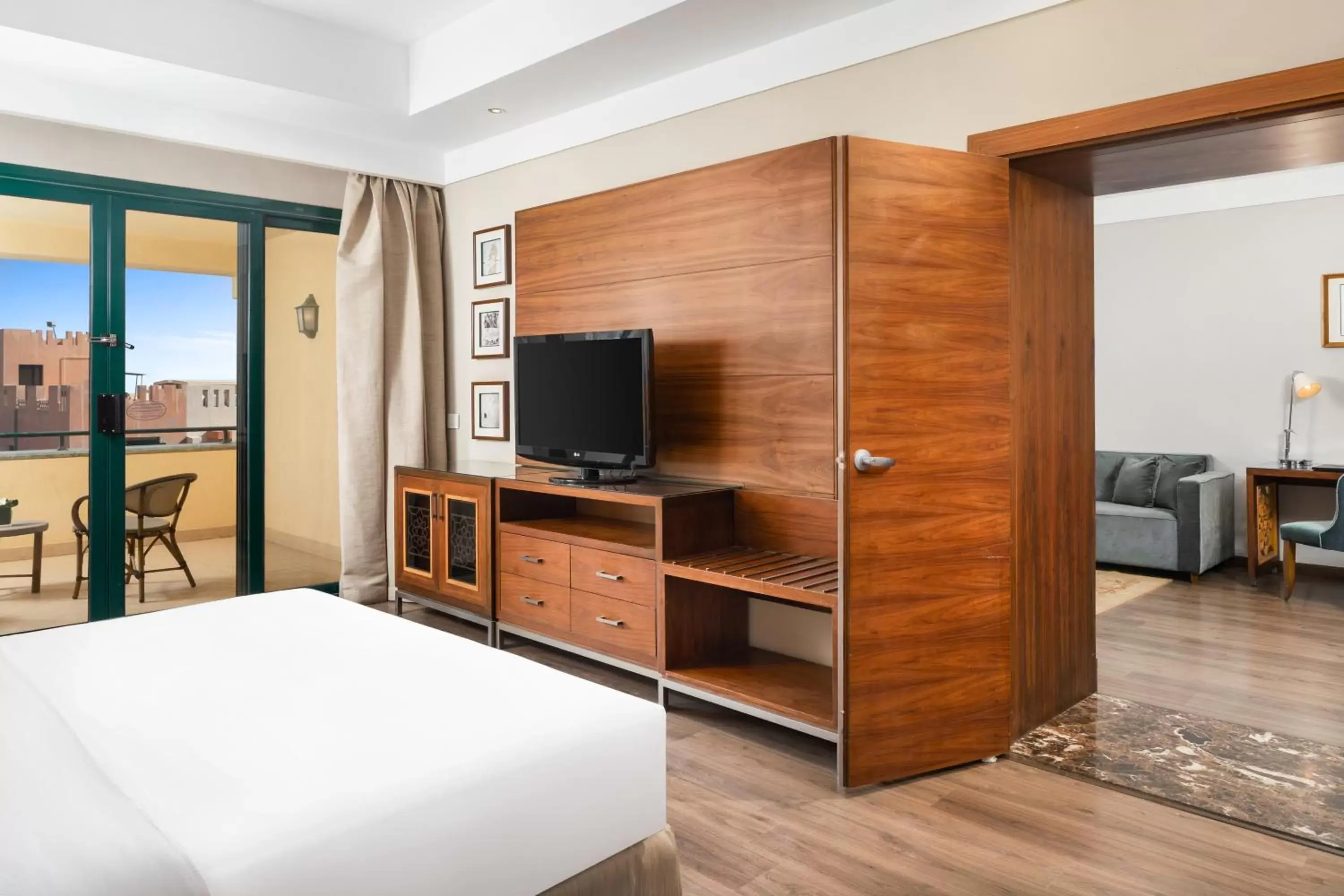 Bedroom, TV/Entertainment Center in Hilton Pyramids Golf