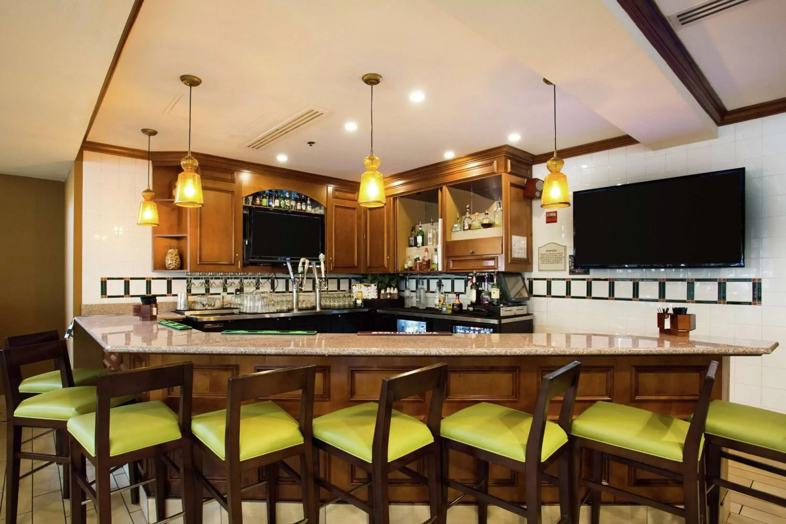 Lounge or bar, Restaurant/Places to Eat in Hilton Garden Inn Fairfield