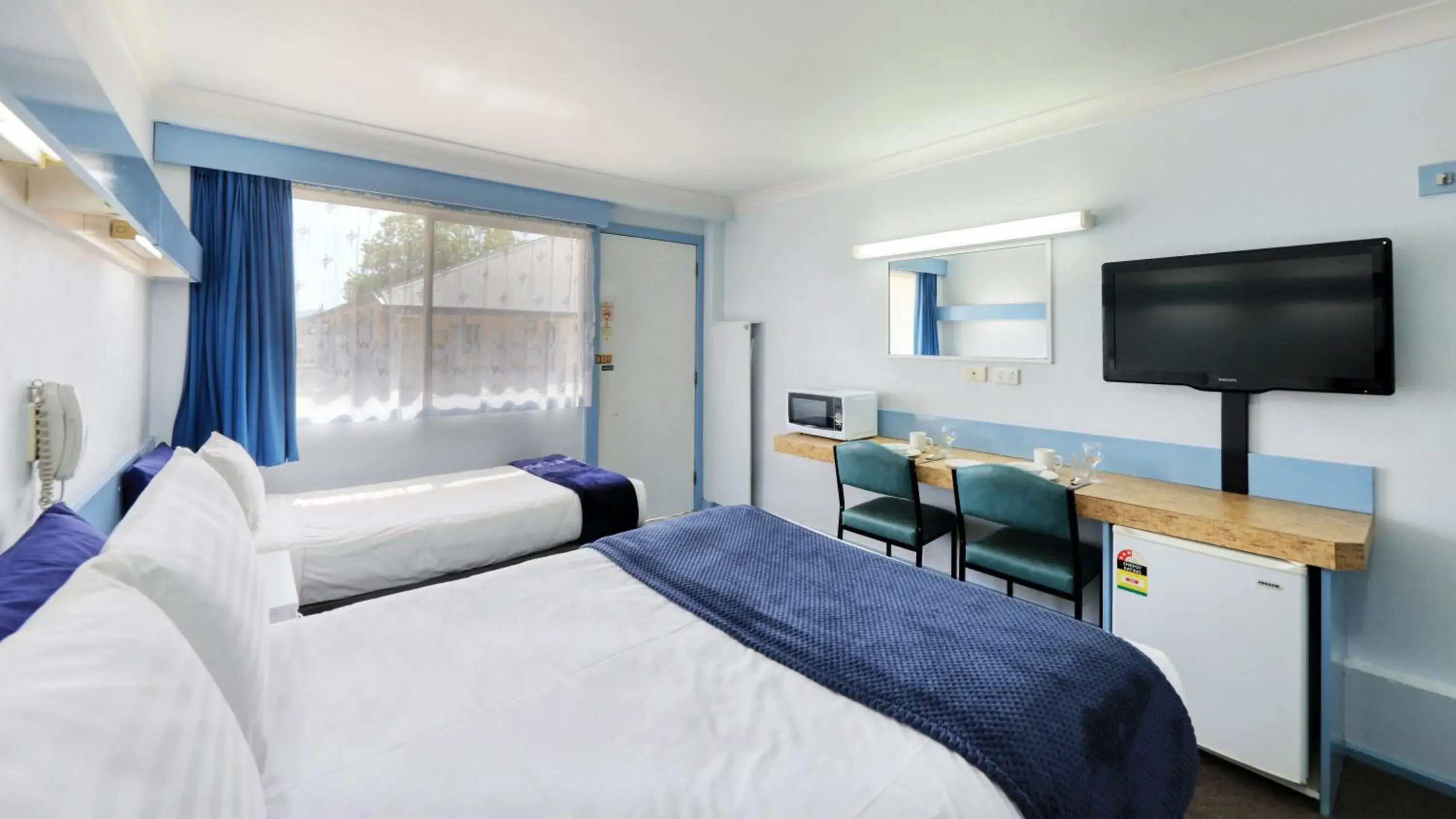 Bed in Tumut Farrington motel