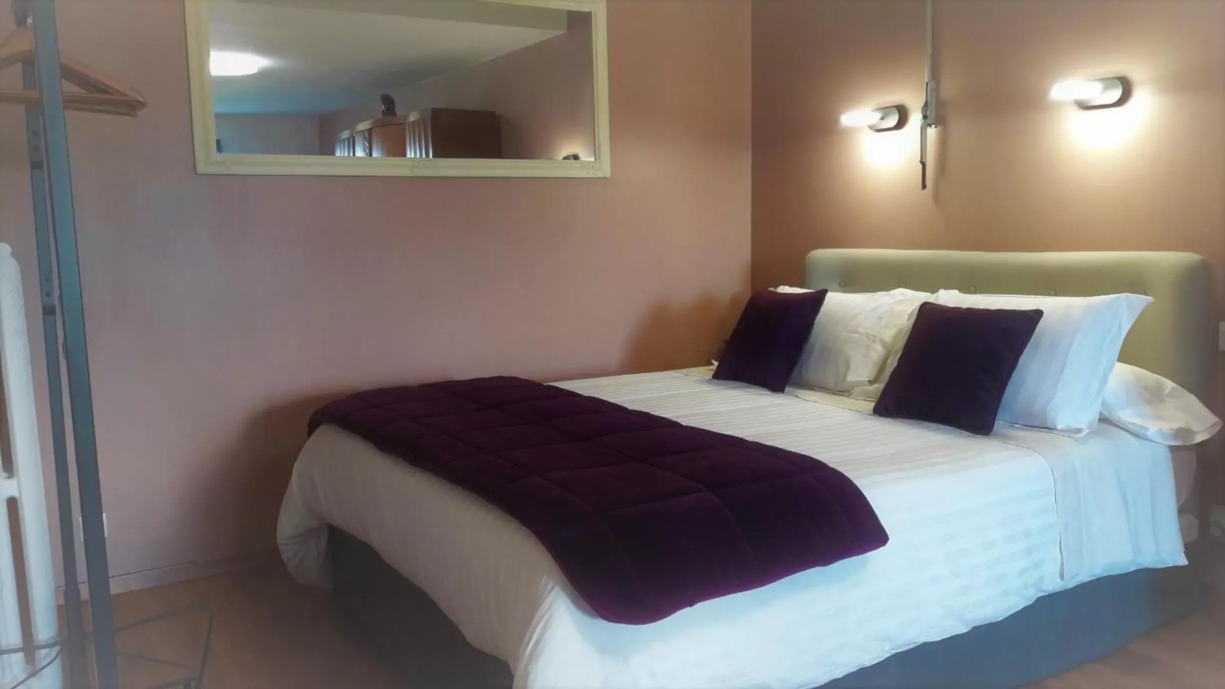 Bedroom, Bed in Chez Martine et Philippe en Velay